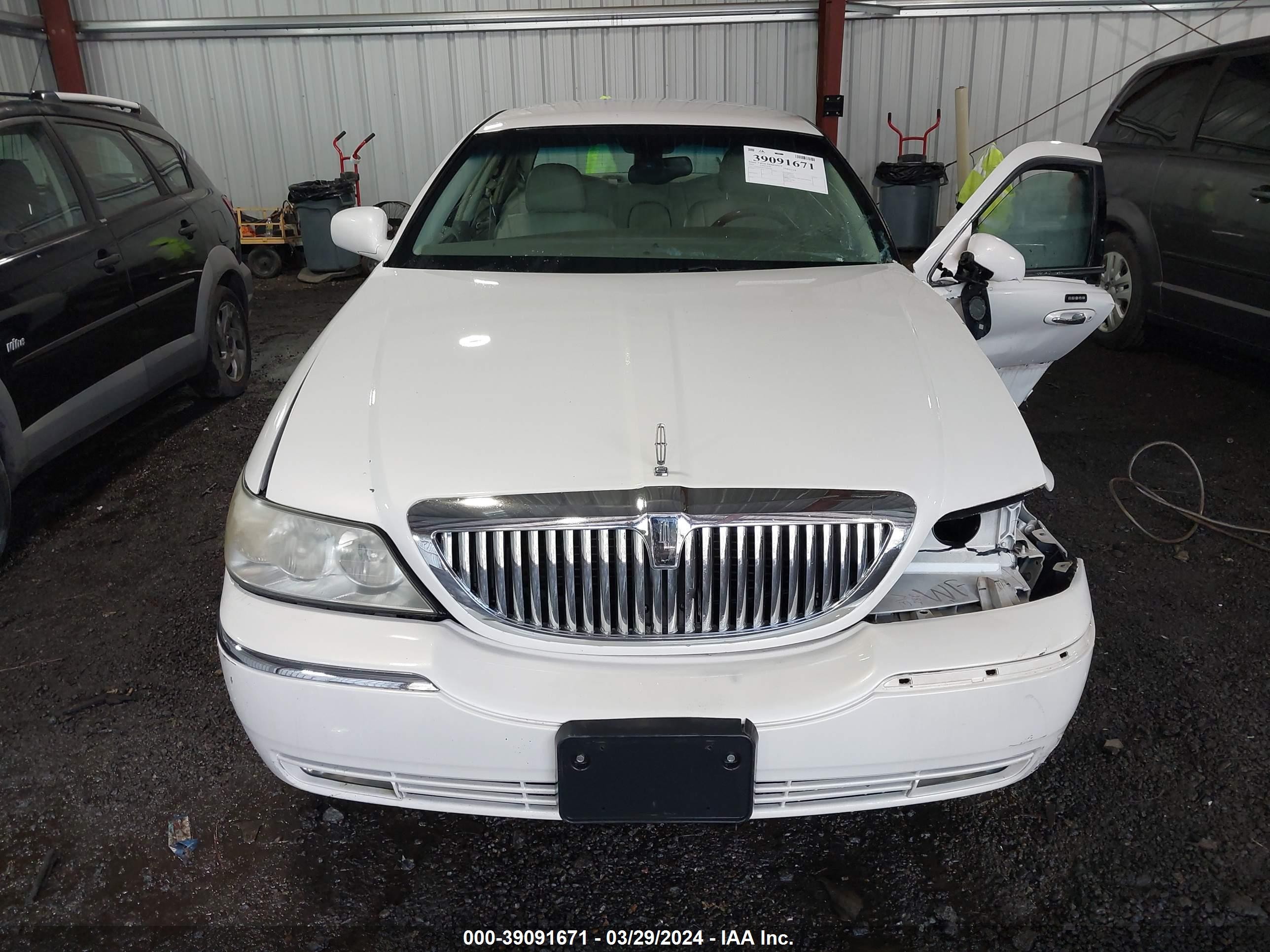 Photo 12 VIN: 1LNHM83W73Y616348 - LINCOLN TOWN CAR 