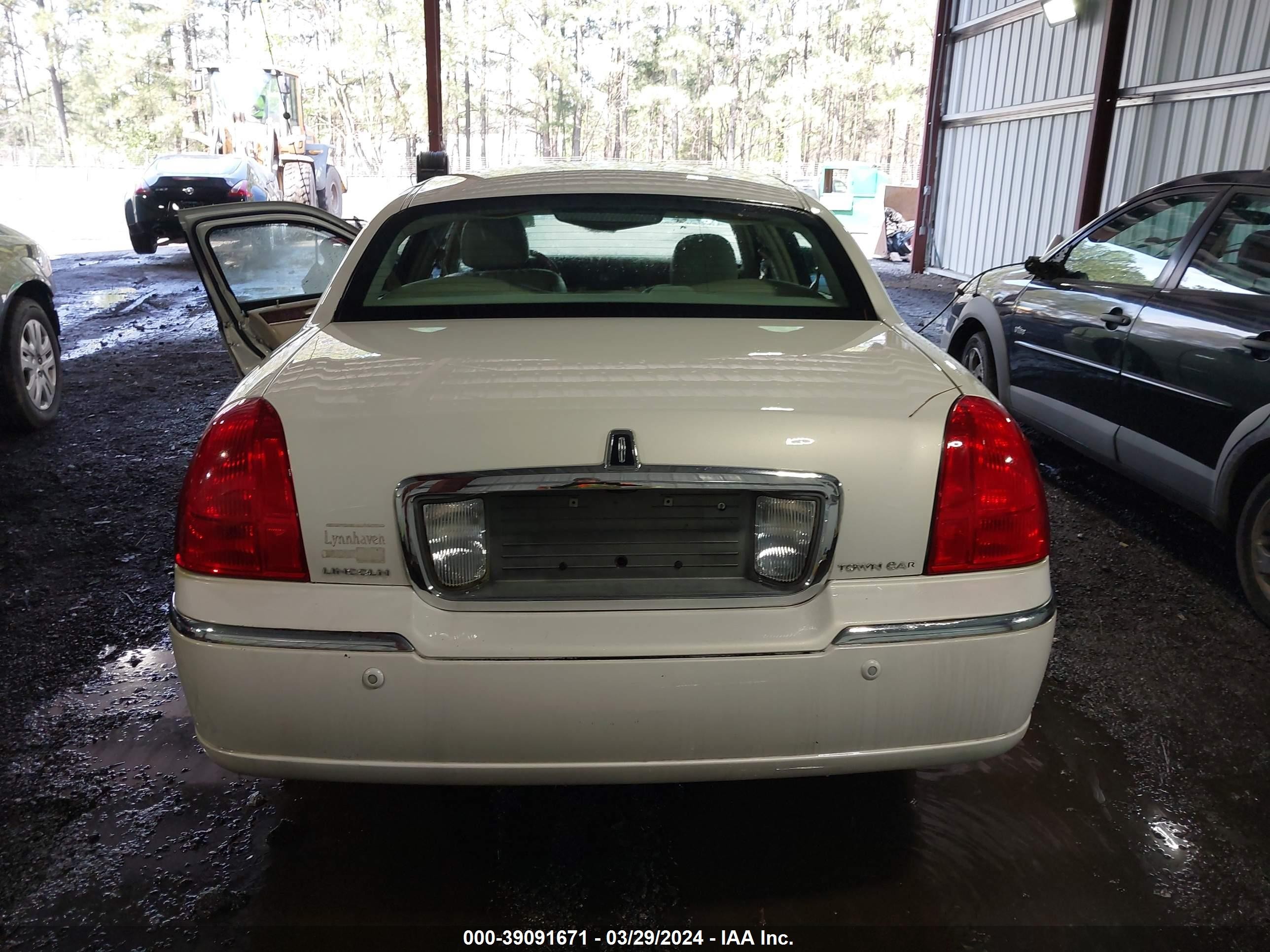 Photo 16 VIN: 1LNHM83W73Y616348 - LINCOLN TOWN CAR 