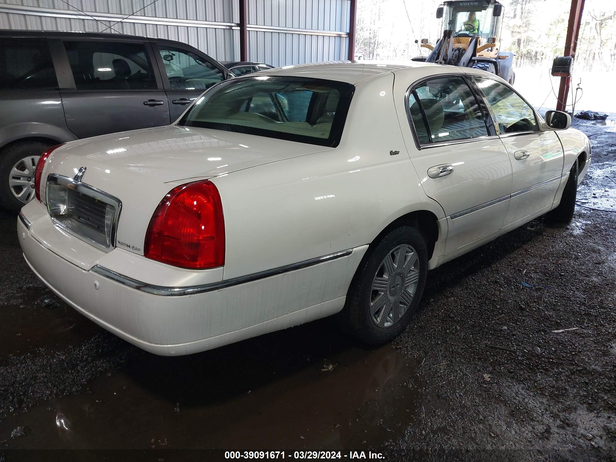 Photo 3 VIN: 1LNHM83W73Y616348 - LINCOLN TOWN CAR 