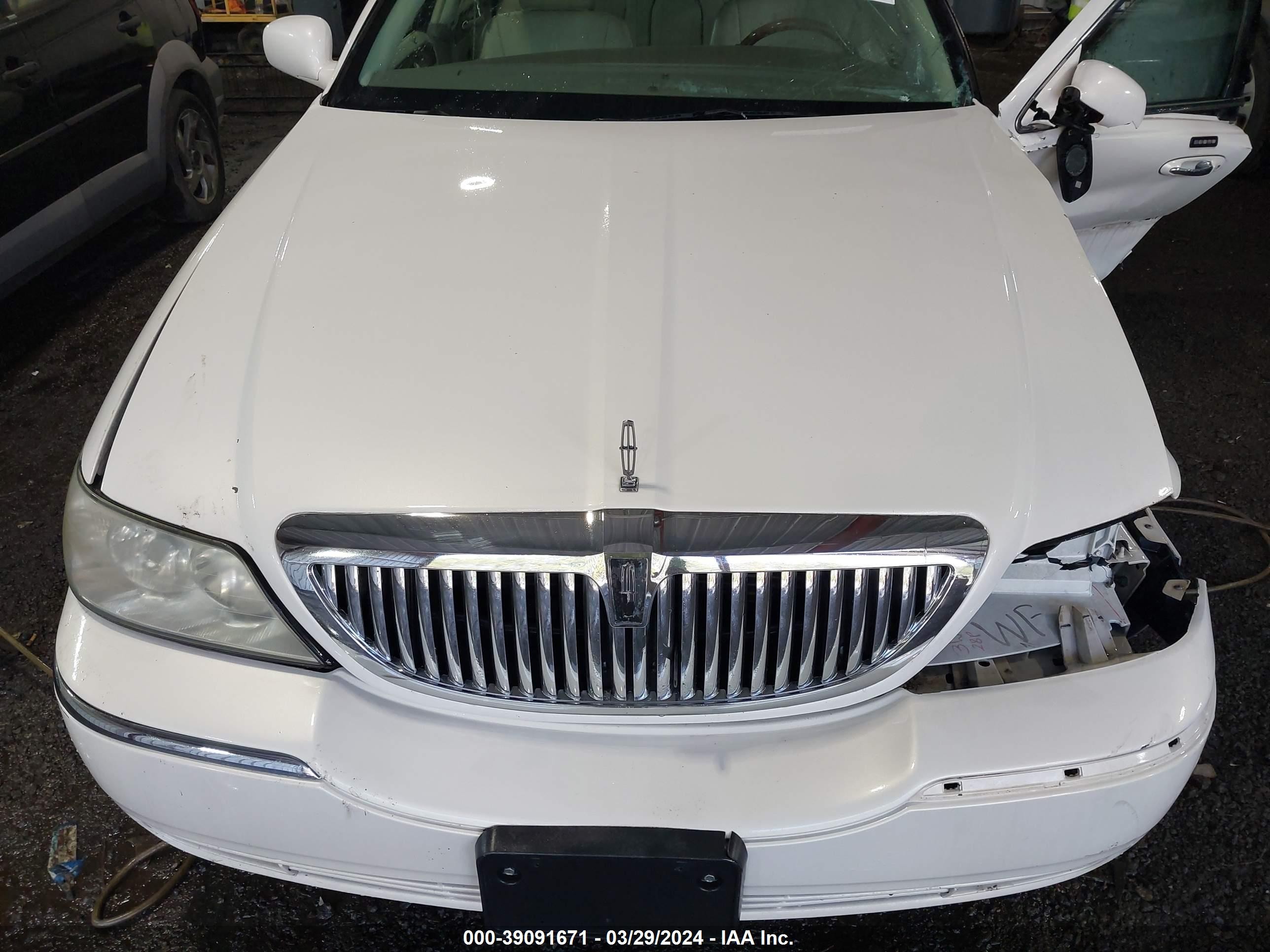 Photo 9 VIN: 1LNHM83W73Y616348 - LINCOLN TOWN CAR 