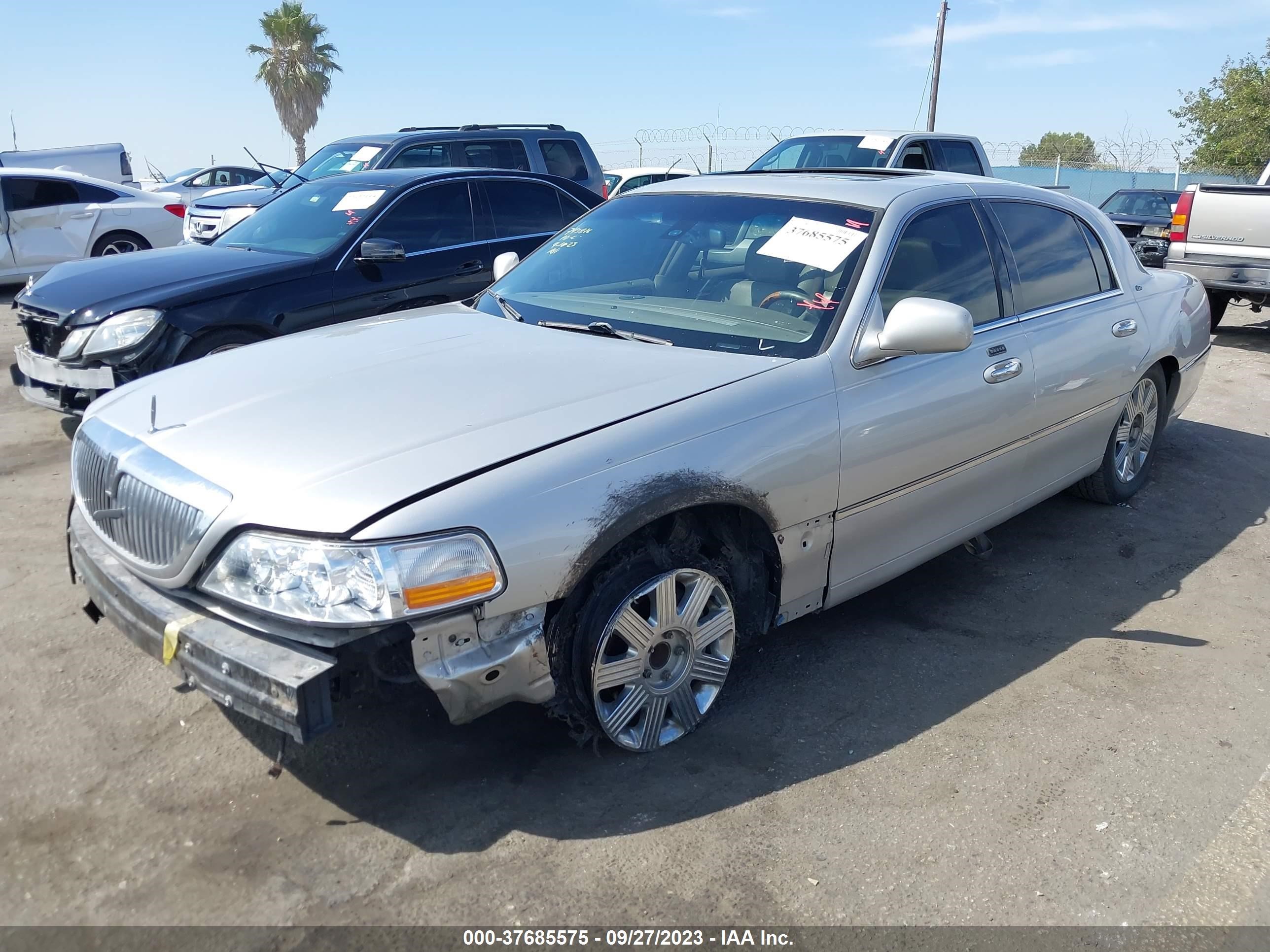 Photo 1 VIN: 1LNHM83W73Y636163 - LINCOLN TOWN CAR 