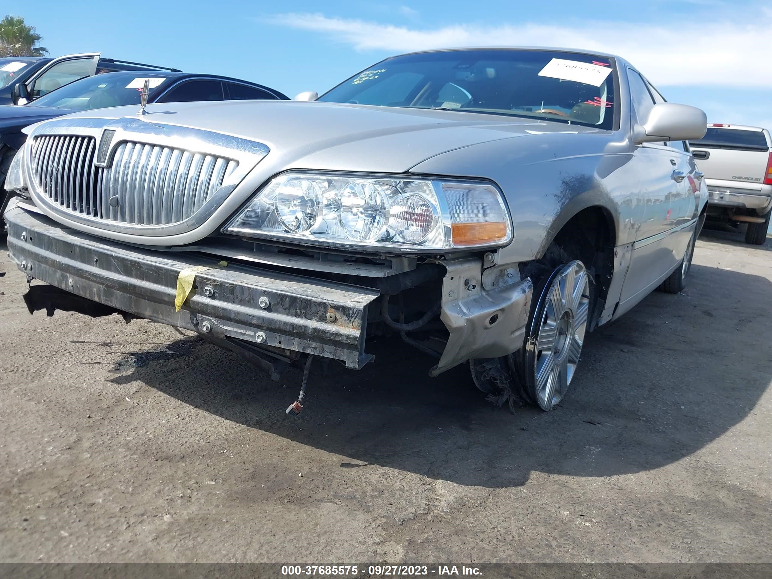 Photo 11 VIN: 1LNHM83W73Y636163 - LINCOLN TOWN CAR 