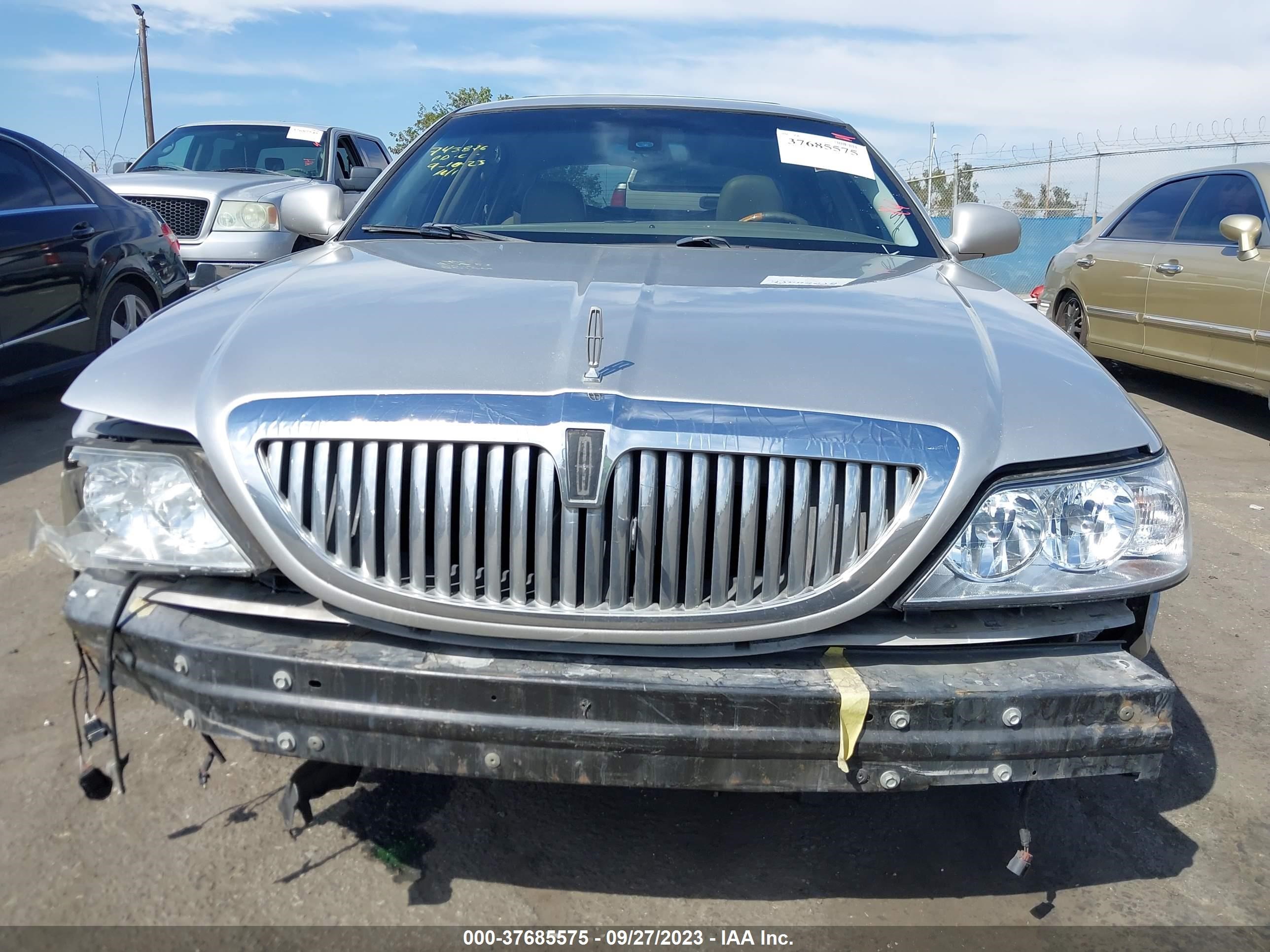 Photo 12 VIN: 1LNHM83W73Y636163 - LINCOLN TOWN CAR 