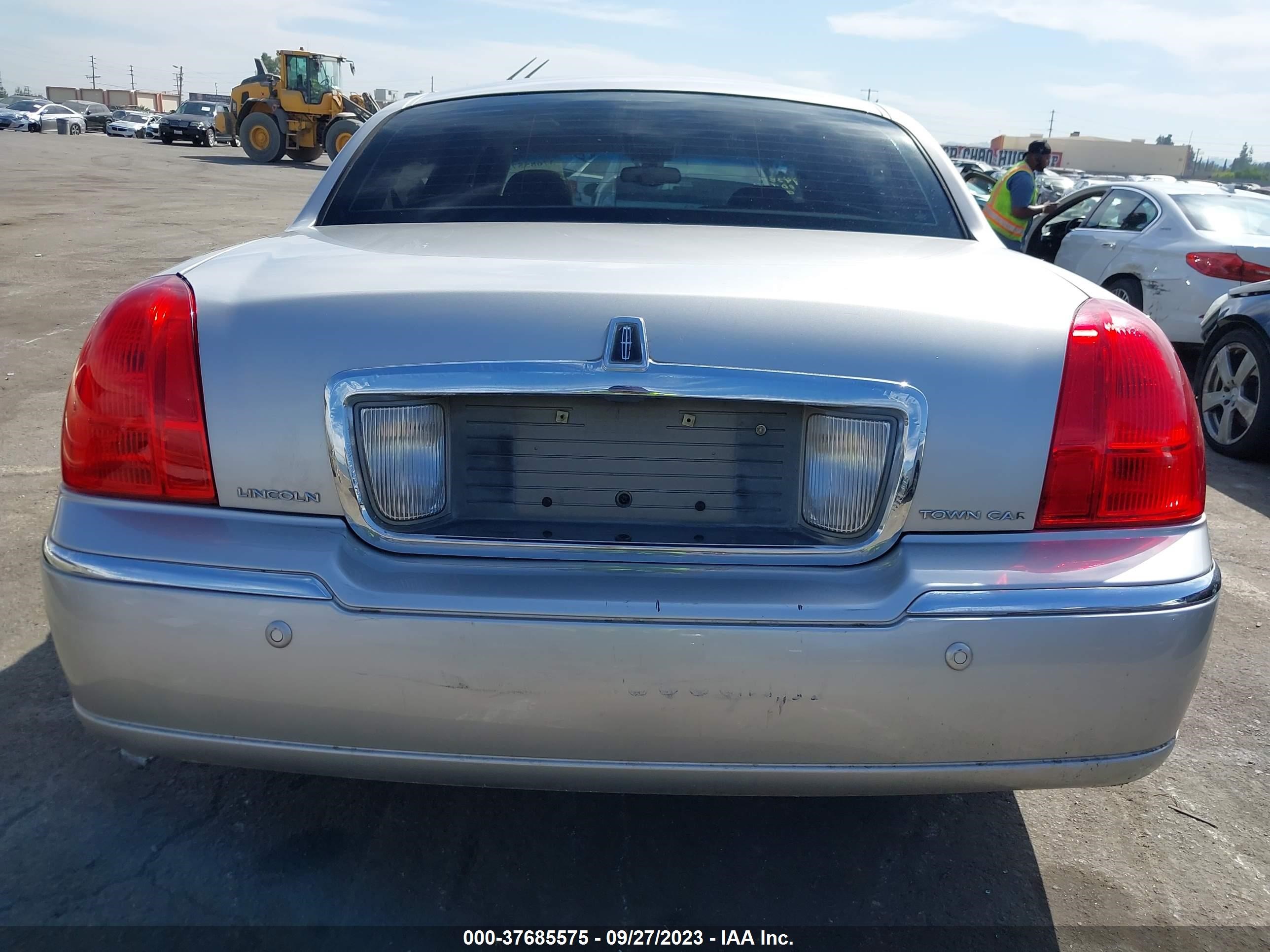 Photo 16 VIN: 1LNHM83W73Y636163 - LINCOLN TOWN CAR 