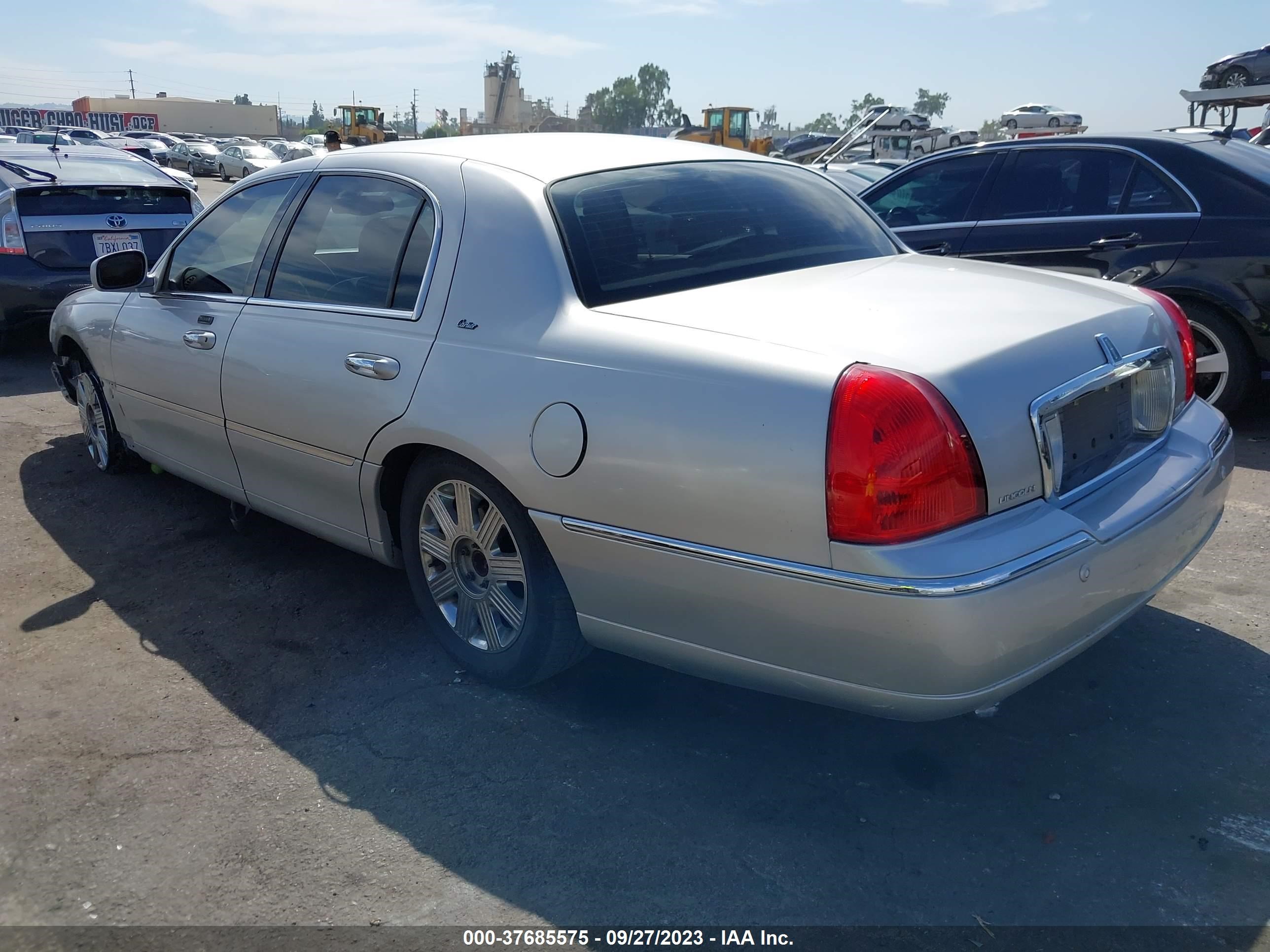 Photo 2 VIN: 1LNHM83W73Y636163 - LINCOLN TOWN CAR 