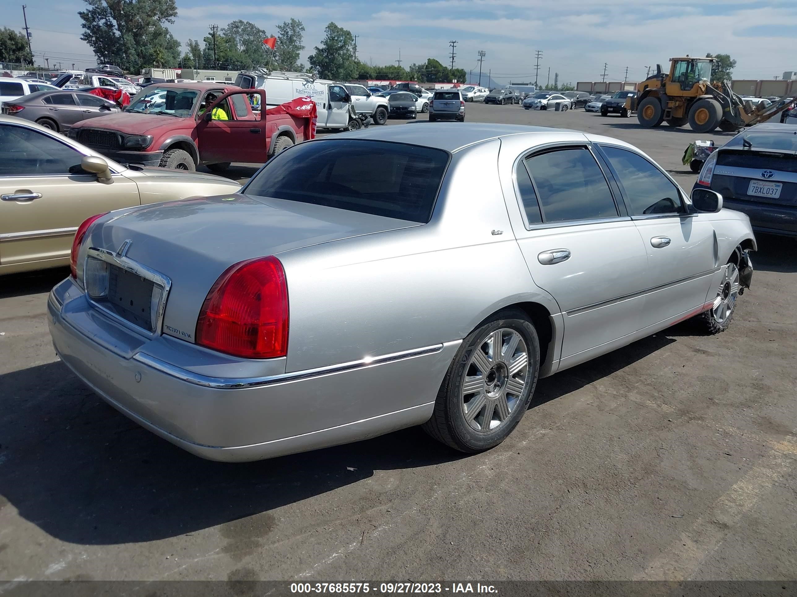 Photo 3 VIN: 1LNHM83W73Y636163 - LINCOLN TOWN CAR 