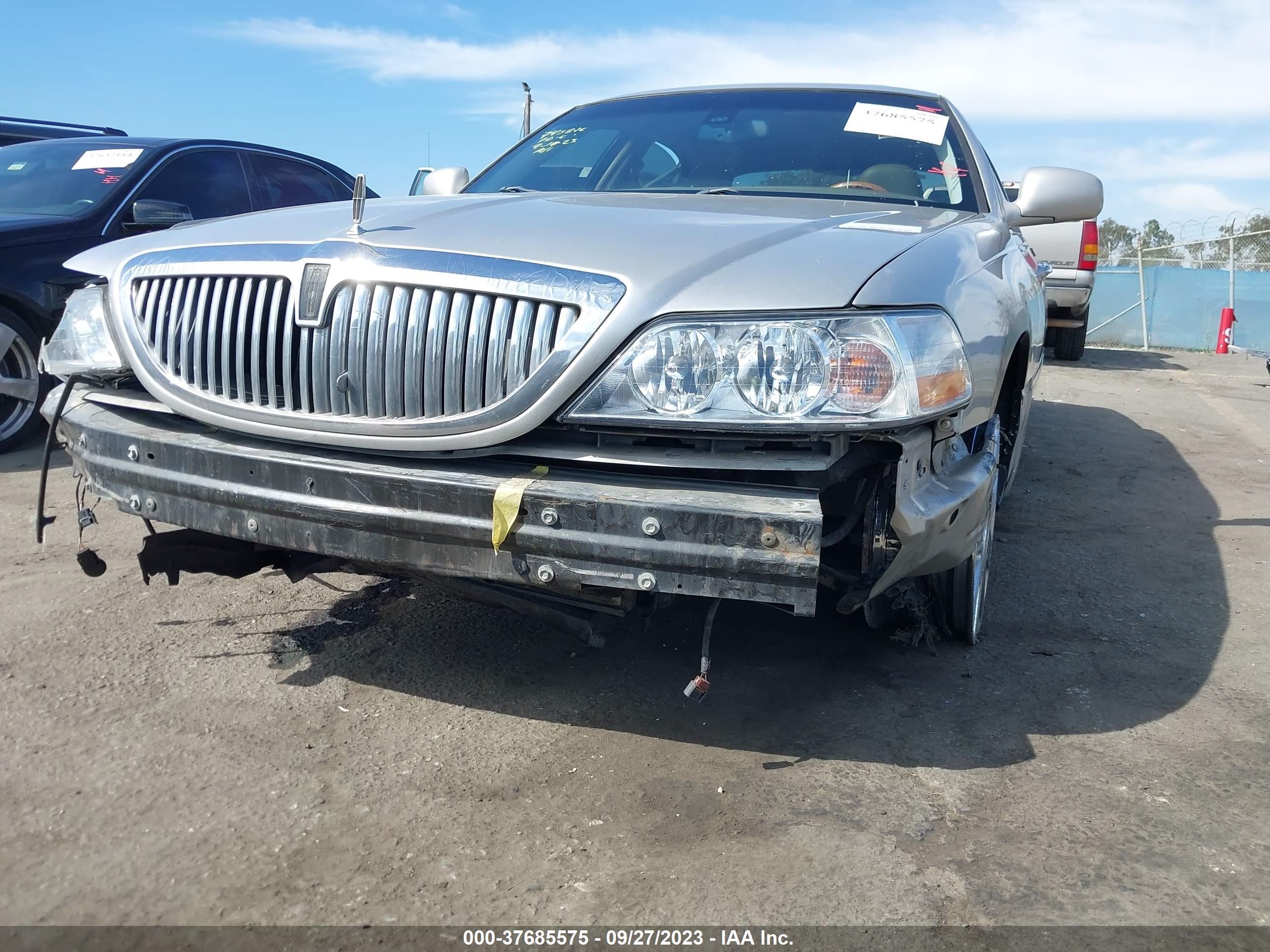 Photo 5 VIN: 1LNHM83W73Y636163 - LINCOLN TOWN CAR 