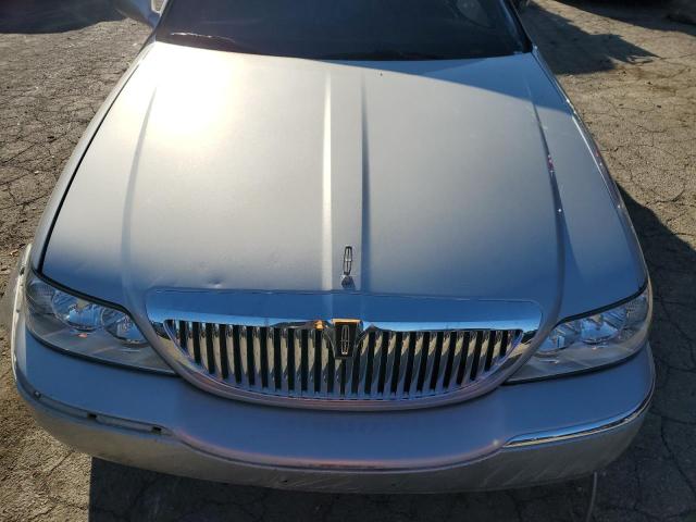 Photo 10 VIN: 1LNHM83W73Y636972 - LINCOLN TOWN CAR C 