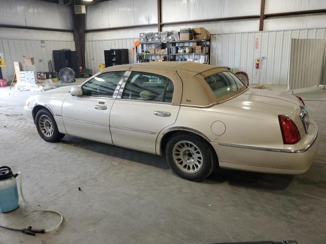 Photo 1 VIN: 1LNHM83W7YY877132 - LINCOLN TOWNCAR 