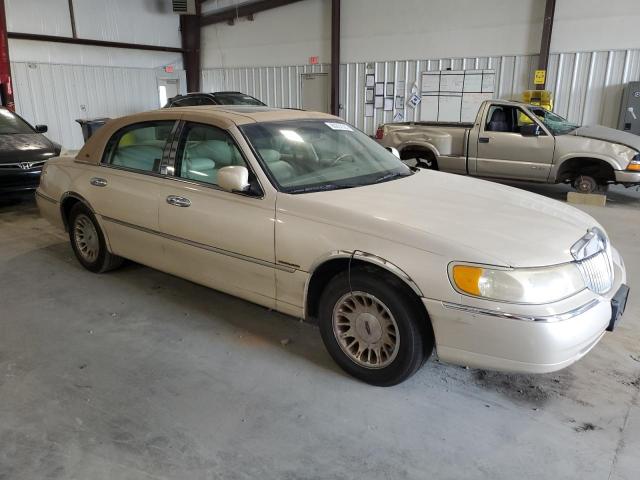 Photo 3 VIN: 1LNHM83W7YY877132 - LINCOLN TOWNCAR 