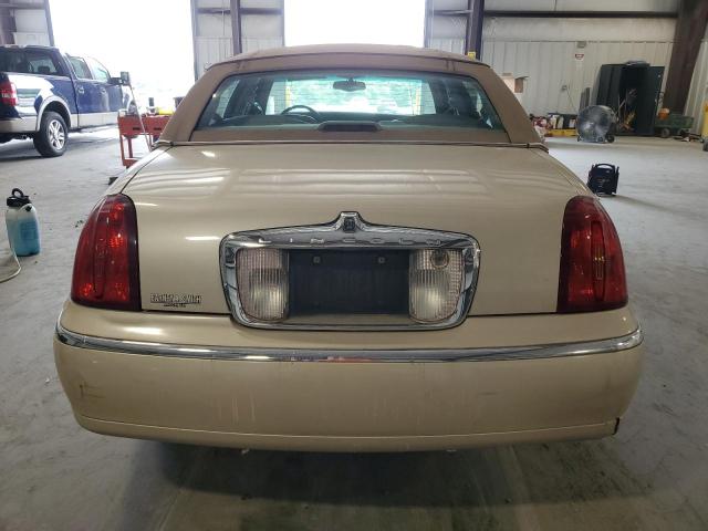 Photo 5 VIN: 1LNHM83W7YY877132 - LINCOLN TOWNCAR 