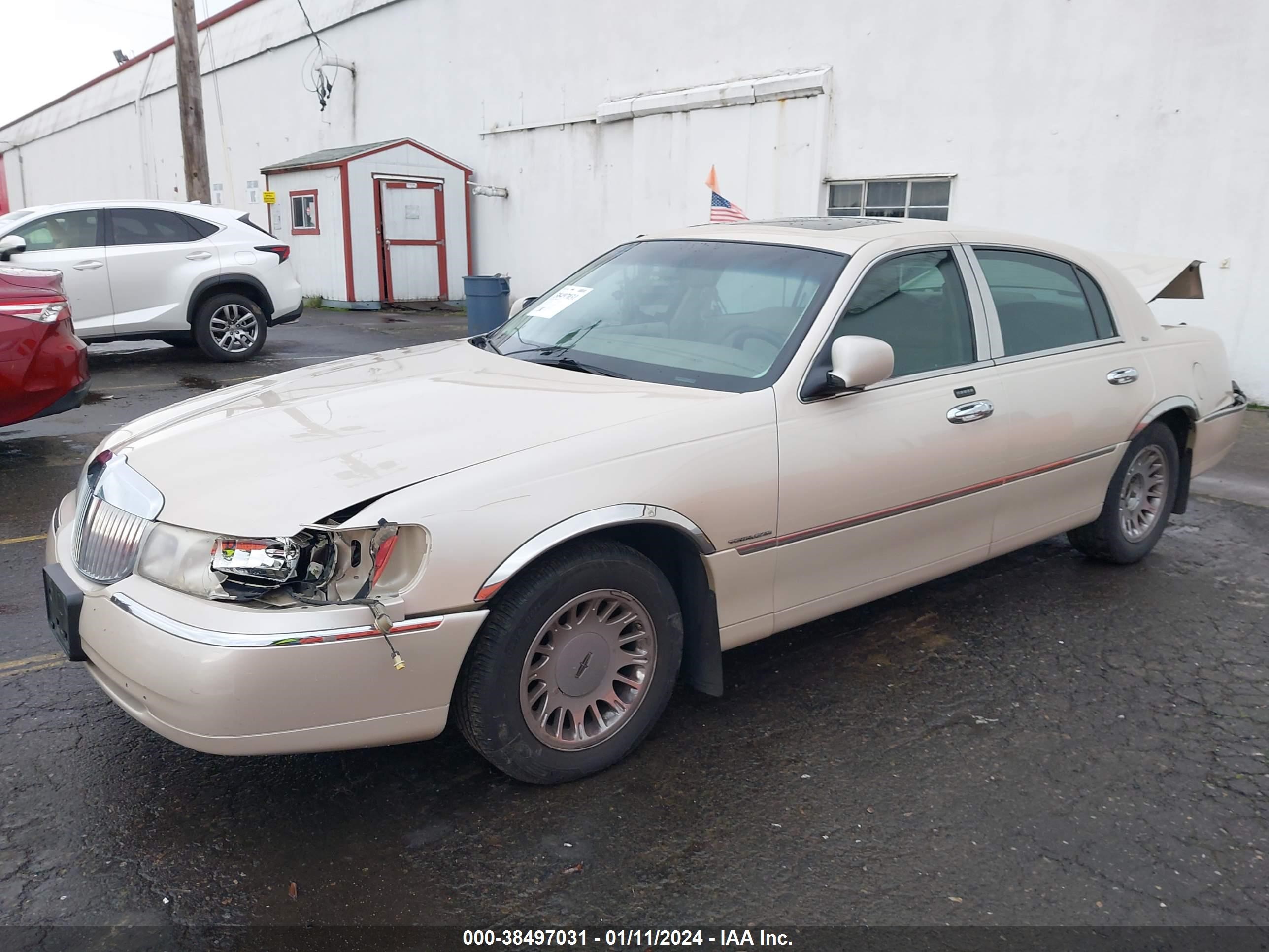 Photo 1 VIN: 1LNHM83W7YY899101 - LINCOLN TOWN CAR 