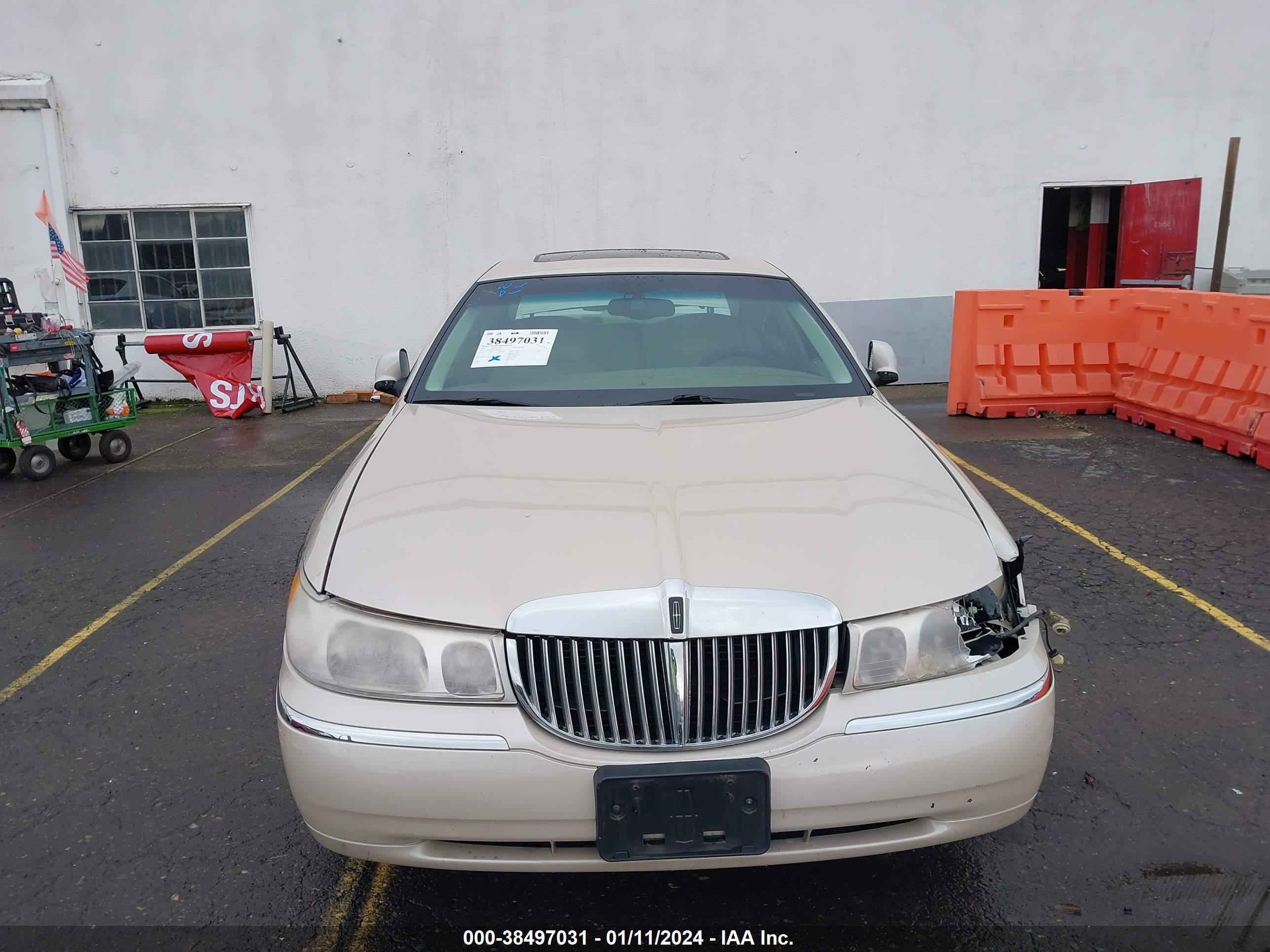 Photo 11 VIN: 1LNHM83W7YY899101 - LINCOLN TOWN CAR 