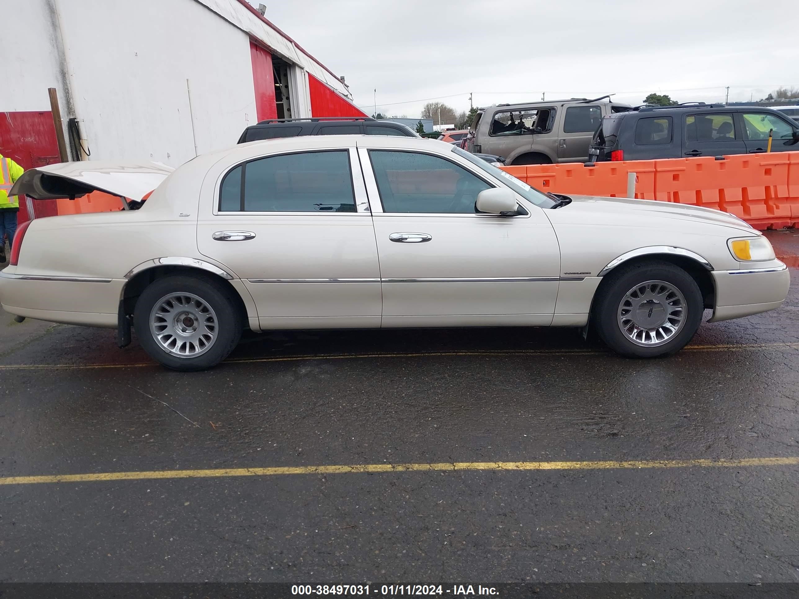 Photo 12 VIN: 1LNHM83W7YY899101 - LINCOLN TOWN CAR 