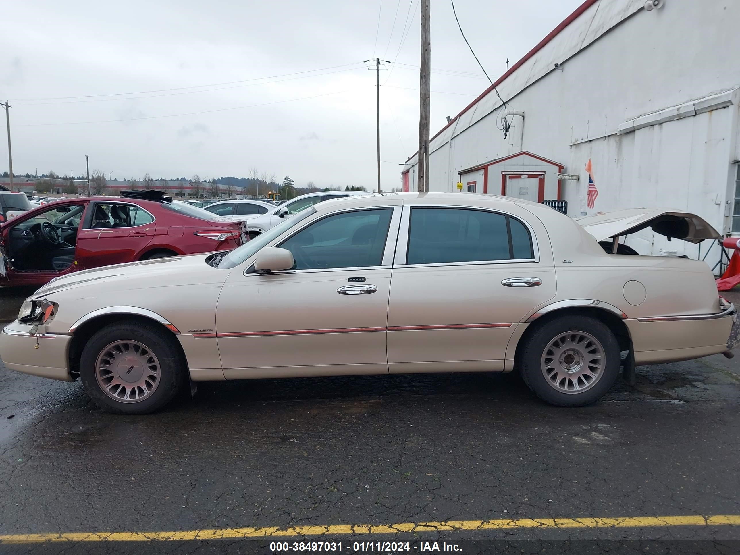 Photo 13 VIN: 1LNHM83W7YY899101 - LINCOLN TOWN CAR 