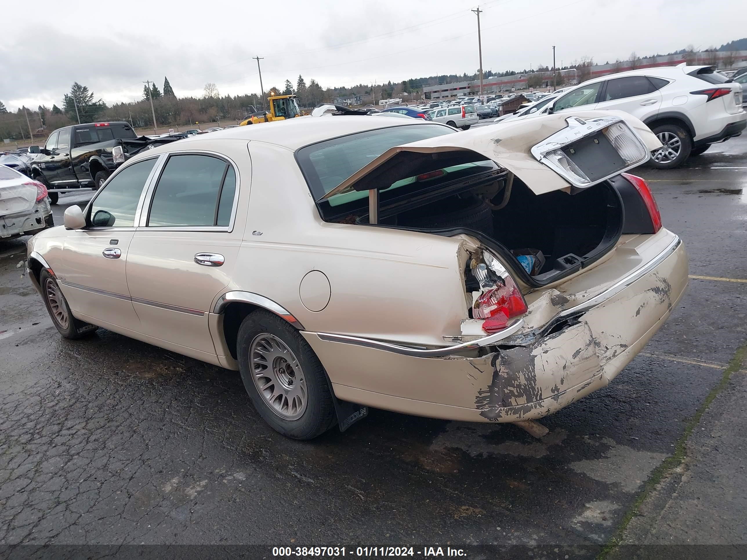 Photo 2 VIN: 1LNHM83W7YY899101 - LINCOLN TOWN CAR 