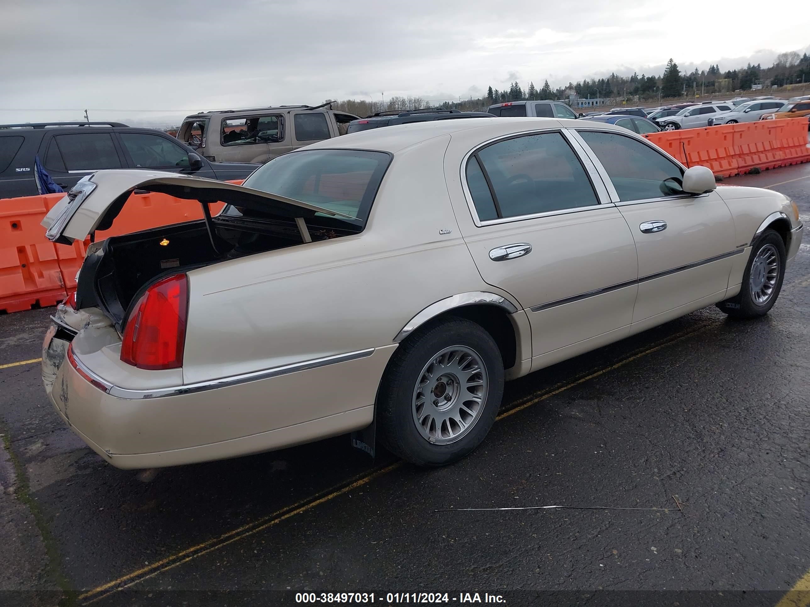 Photo 3 VIN: 1LNHM83W7YY899101 - LINCOLN TOWN CAR 