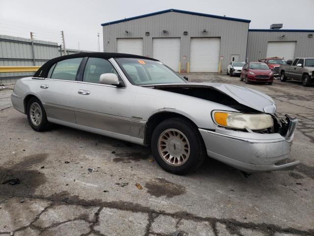 Photo 3 VIN: 1LNHM83W81Y629753 - LINCOLN TOWN CAR C 