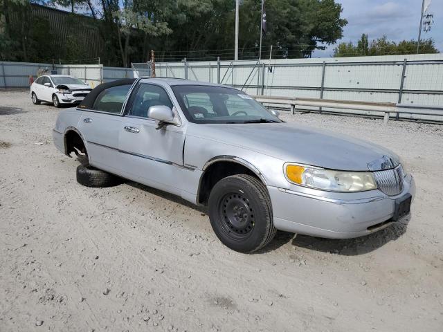 Photo 3 VIN: 1LNHM83W81Y640123 - LINCOLN TOWN CAR C 