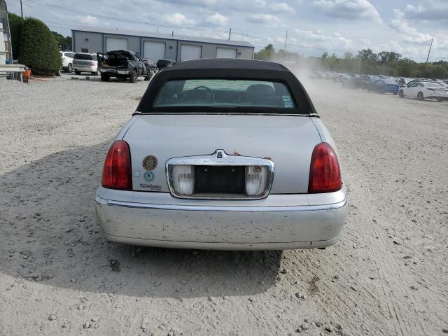 Photo 5 VIN: 1LNHM83W81Y640123 - LINCOLN TOWN CAR C 