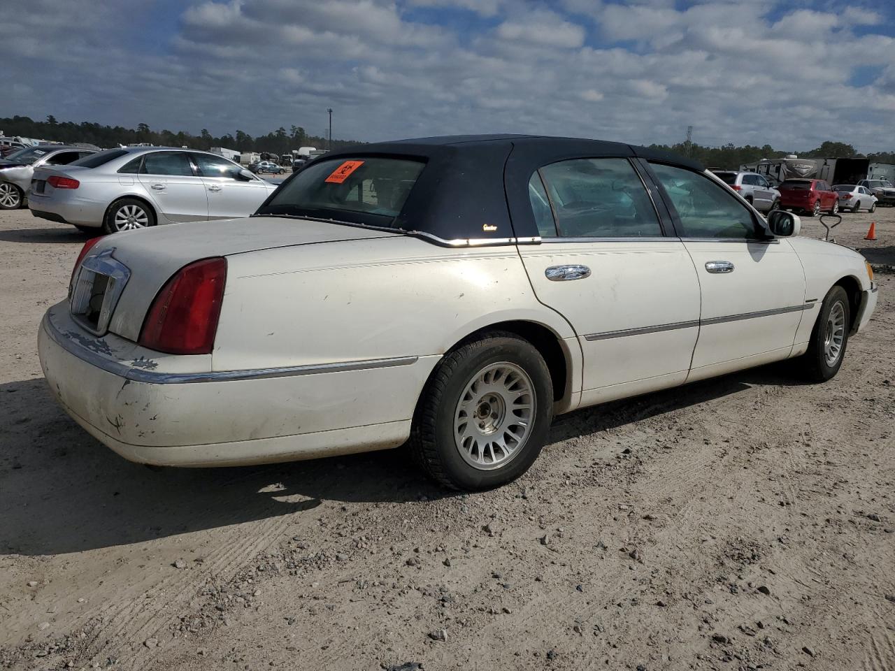 Photo 2 VIN: 1LNHM83W82Y603820 - LINCOLN TOWN CAR 