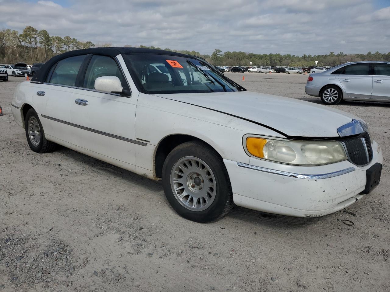 Photo 3 VIN: 1LNHM83W82Y603820 - LINCOLN TOWN CAR 