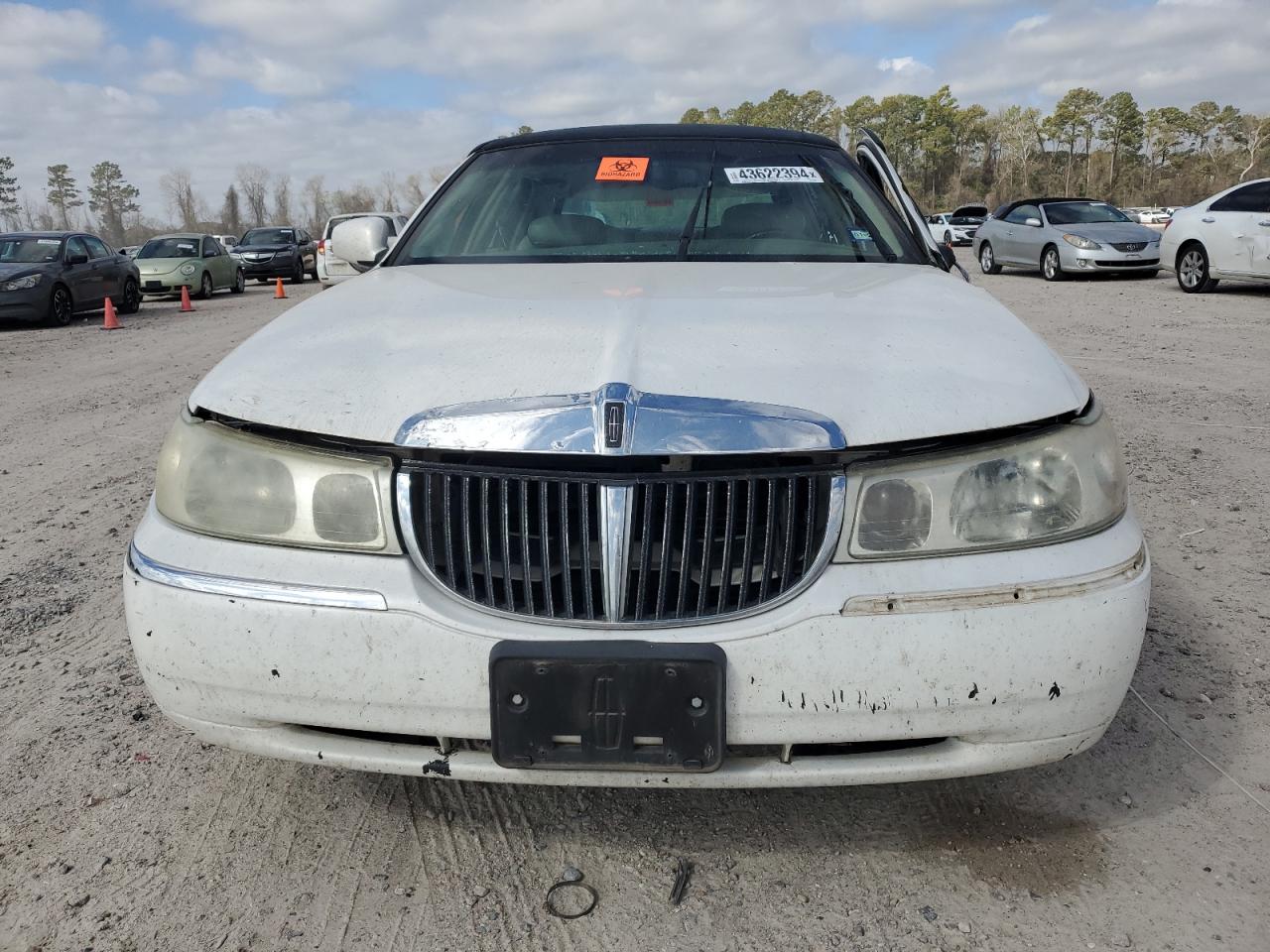 Photo 4 VIN: 1LNHM83W82Y603820 - LINCOLN TOWN CAR 