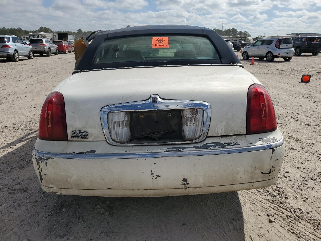 Photo 5 VIN: 1LNHM83W82Y603820 - LINCOLN TOWN CAR 