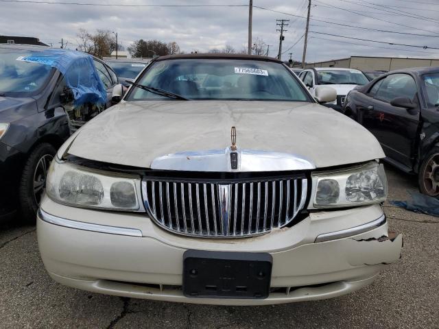 Photo 4 VIN: 1LNHM83W82Y608886 - LINCOLN TOWNCAR 