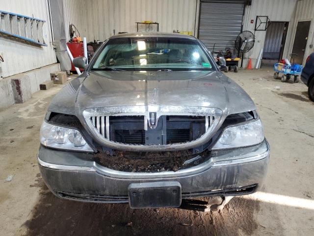 Photo 4 VIN: 1LNHM83W83Y695481 - LINCOLN TOWN CAR C 