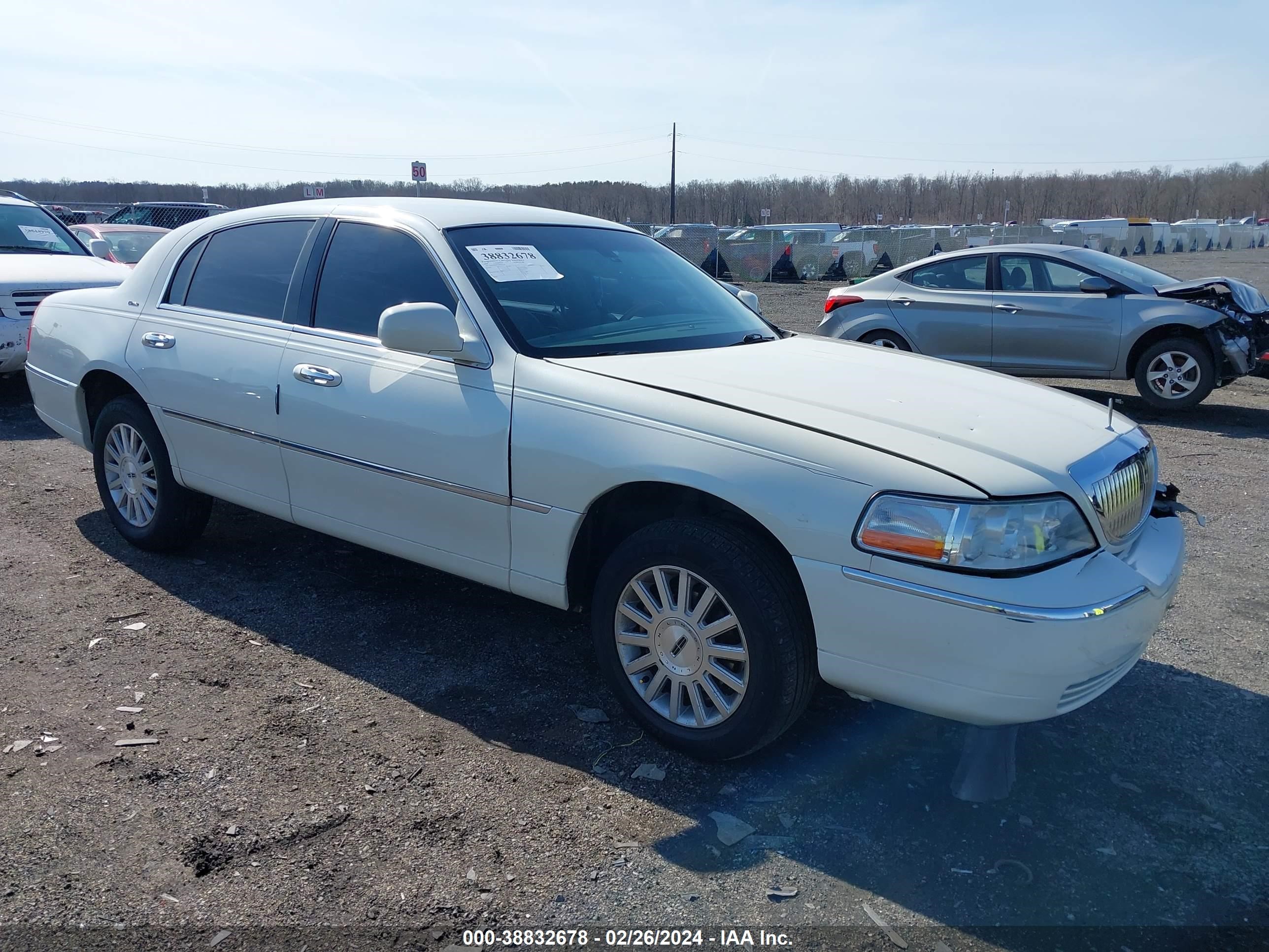 Photo 0 VIN: 1LNHM83W84Y612116 - LINCOLN TOWN CAR 