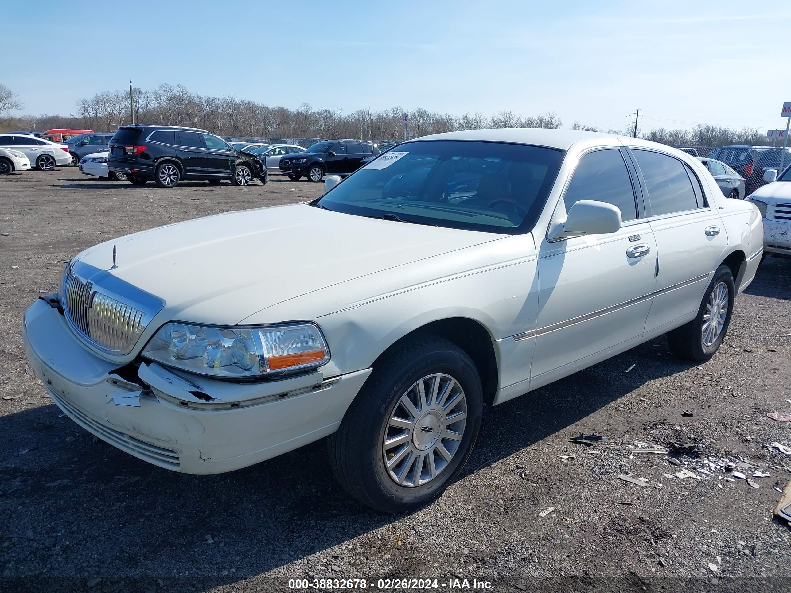 Photo 1 VIN: 1LNHM83W84Y612116 - LINCOLN TOWN CAR 