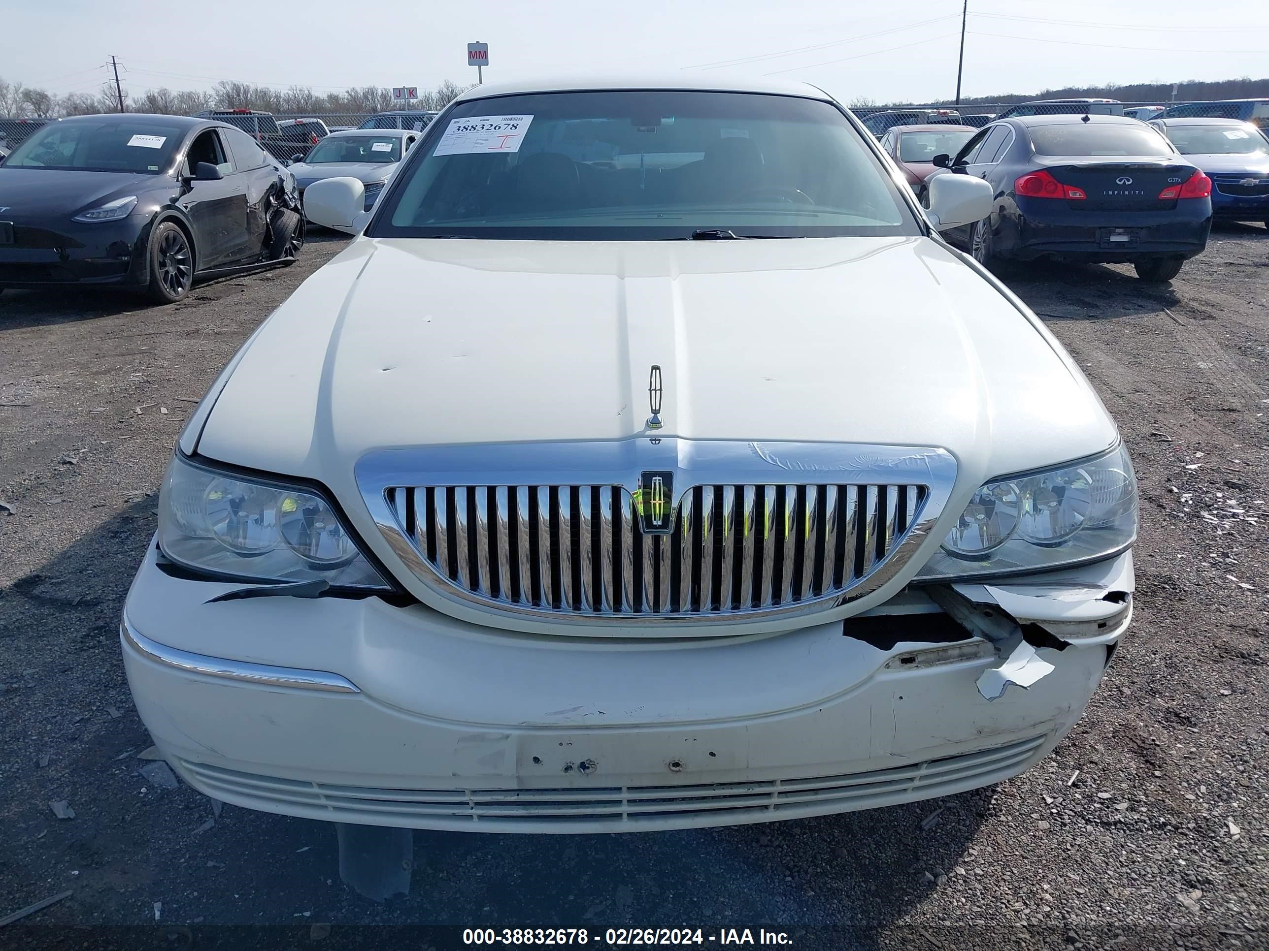 Photo 11 VIN: 1LNHM83W84Y612116 - LINCOLN TOWN CAR 