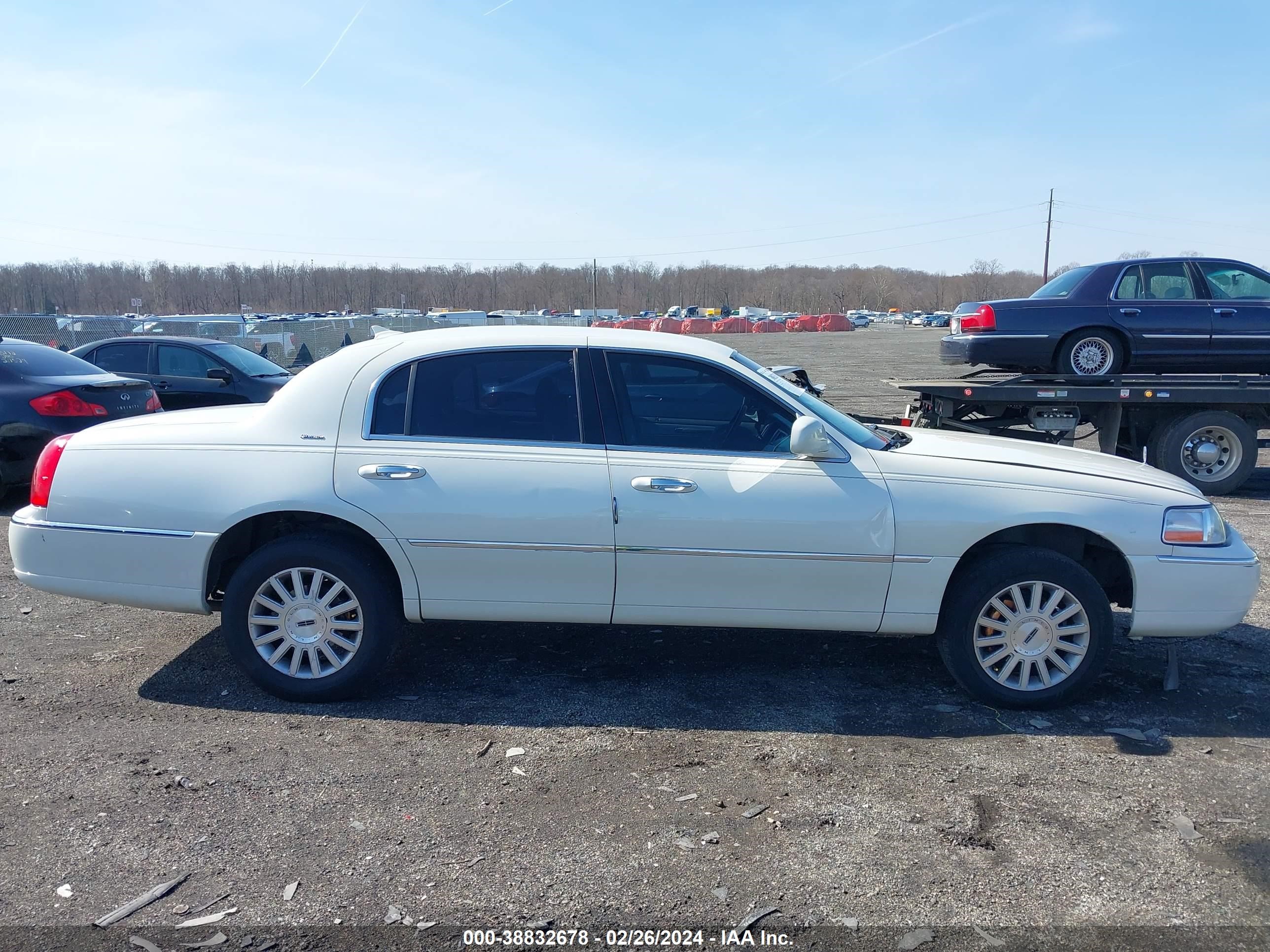 Photo 12 VIN: 1LNHM83W84Y612116 - LINCOLN TOWN CAR 