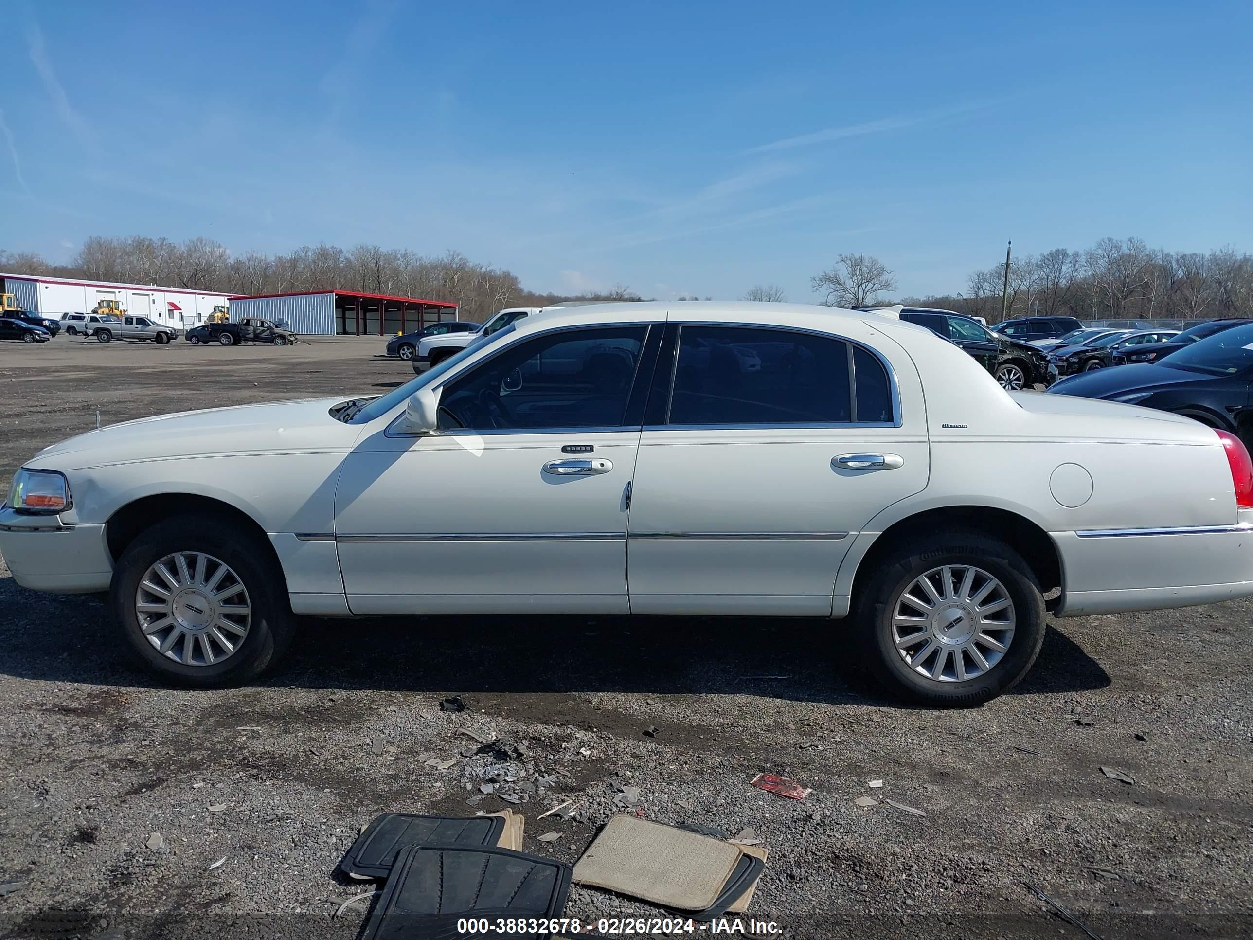 Photo 13 VIN: 1LNHM83W84Y612116 - LINCOLN TOWN CAR 