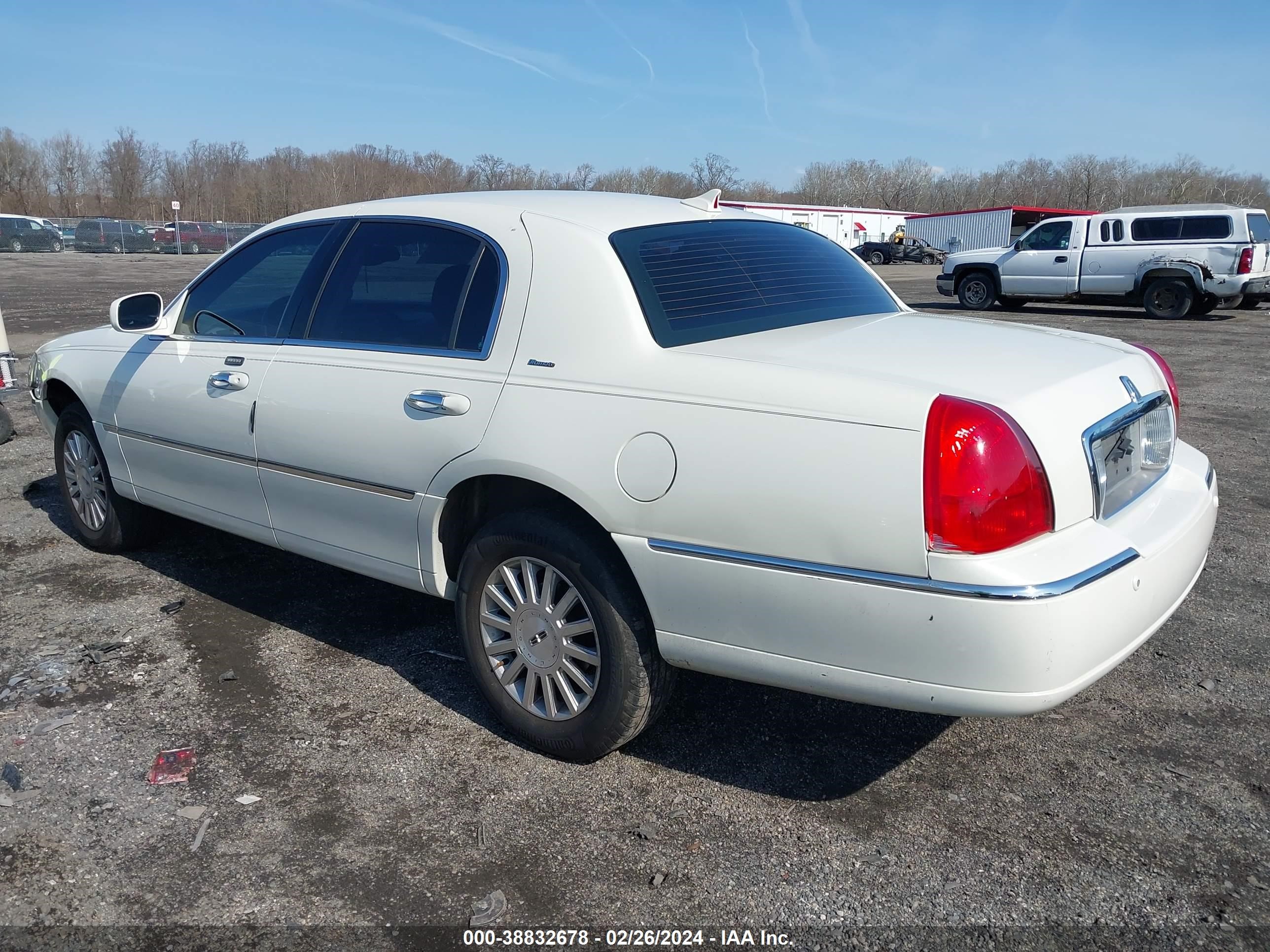 Photo 2 VIN: 1LNHM83W84Y612116 - LINCOLN TOWN CAR 