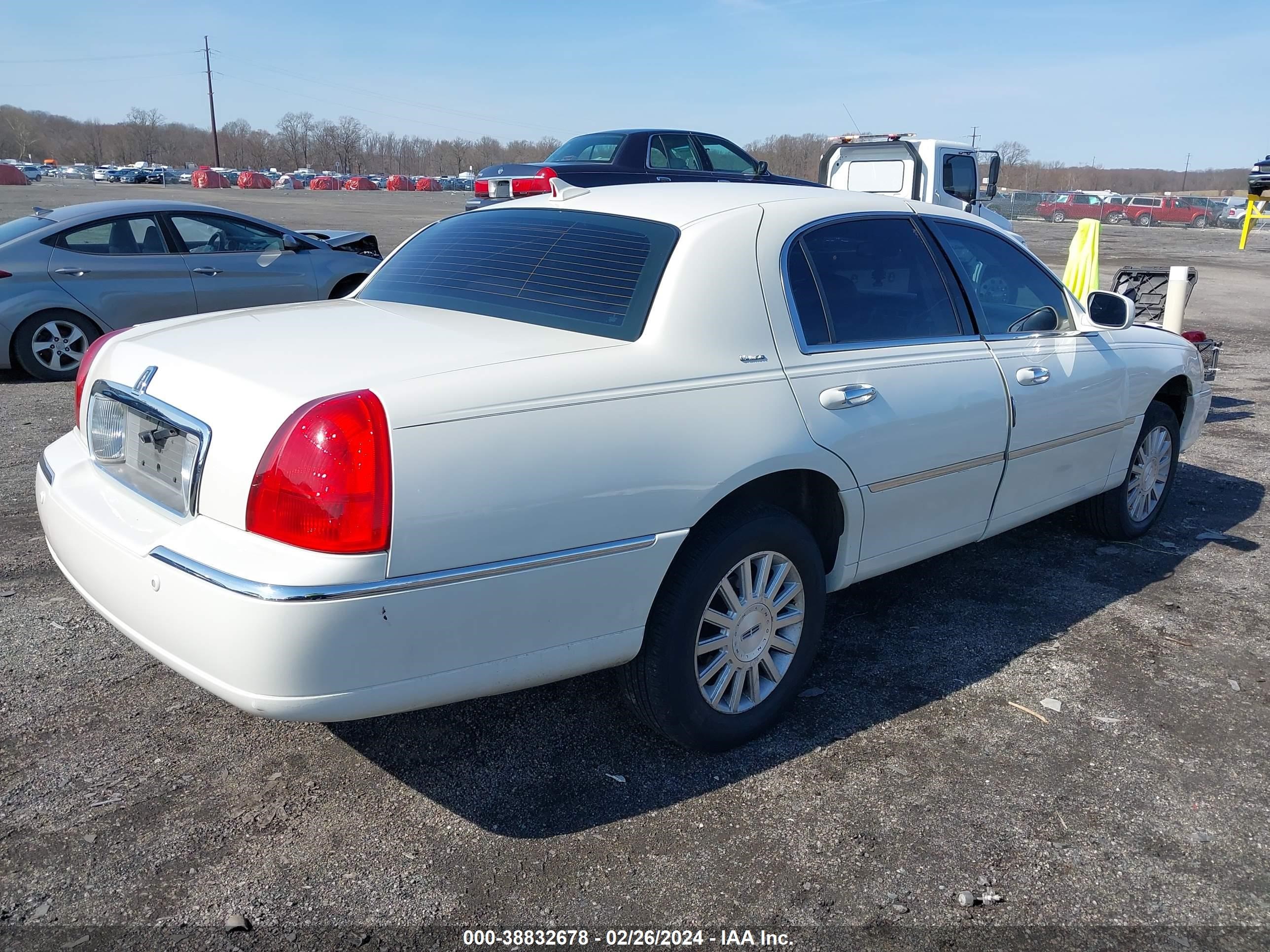 Photo 3 VIN: 1LNHM83W84Y612116 - LINCOLN TOWN CAR 