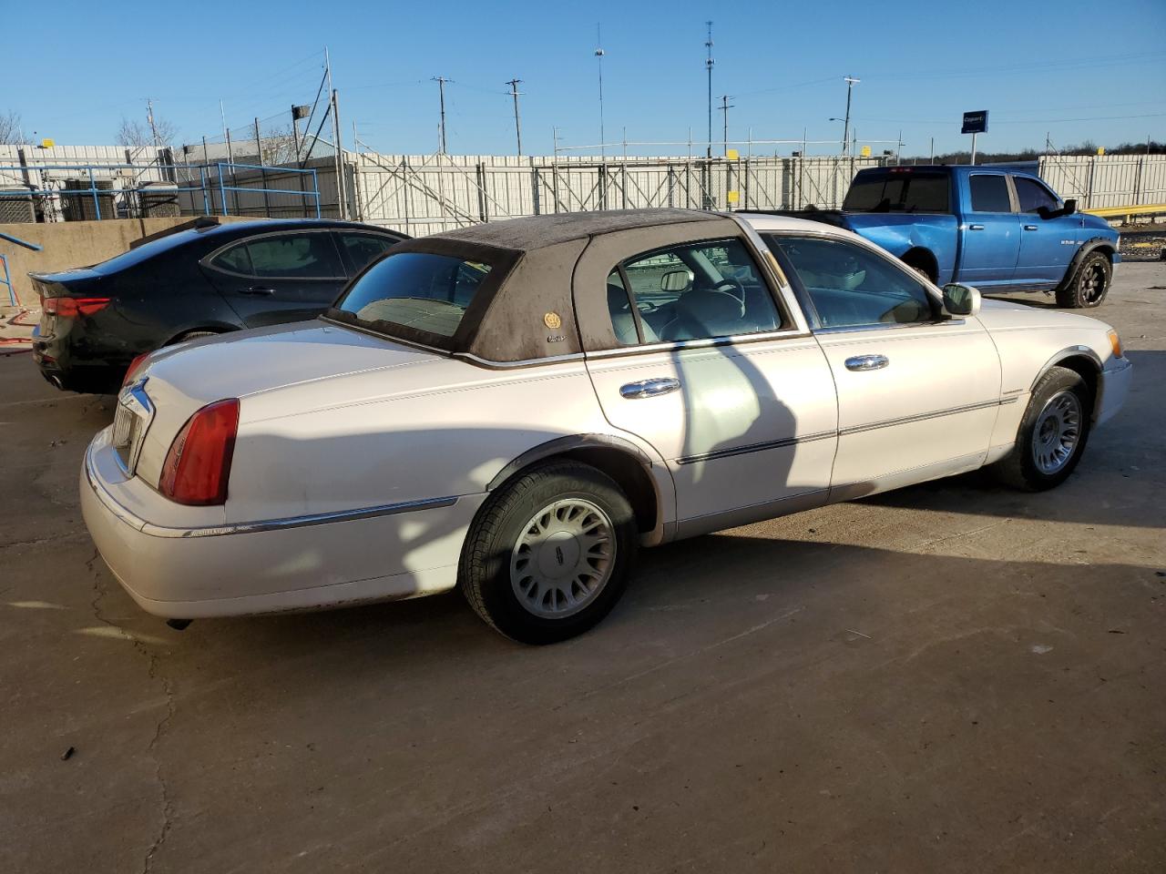 Photo 2 VIN: 1LNHM83W8XY693056 - LINCOLN TOWN CAR 