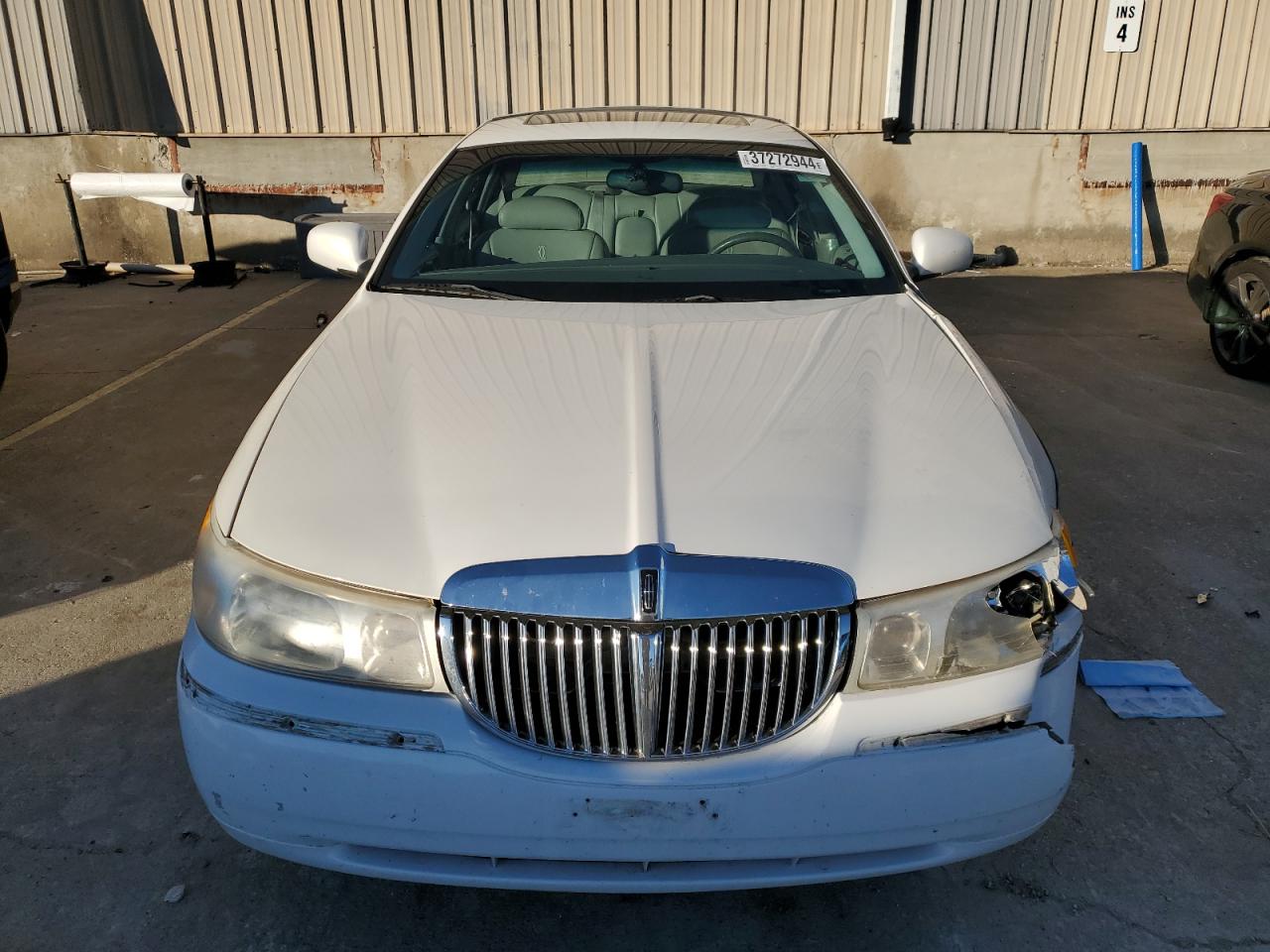 Photo 4 VIN: 1LNHM83W8XY693056 - LINCOLN TOWN CAR 