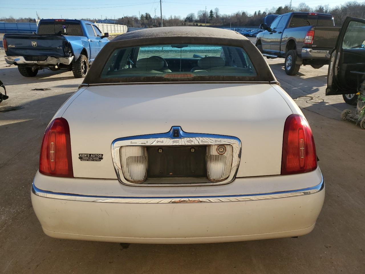 Photo 5 VIN: 1LNHM83W8XY693056 - LINCOLN TOWN CAR 