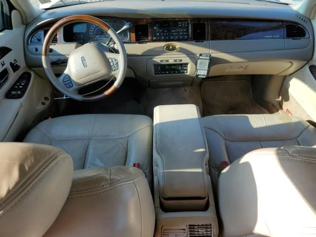 Photo 7 VIN: 1LNHM83W8YY906623 - LINCOLN TOWN CAR C 