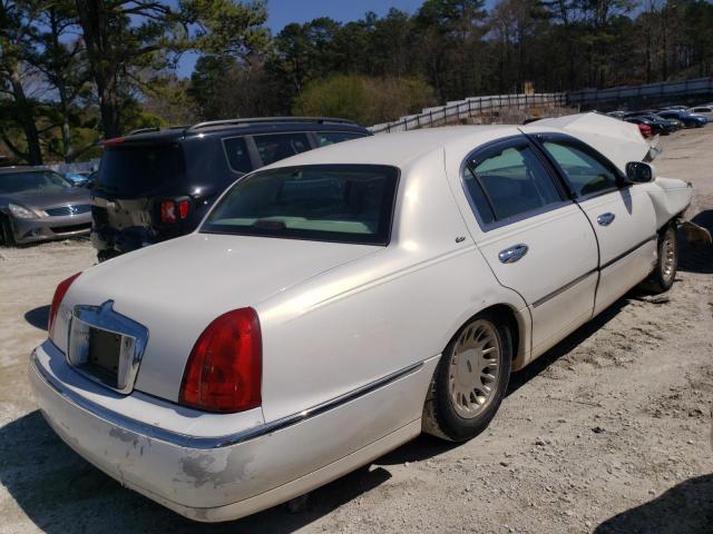 Photo 3 VIN: 1LNHM83W8YY906847 - LINCOLN TOWN CAR C 