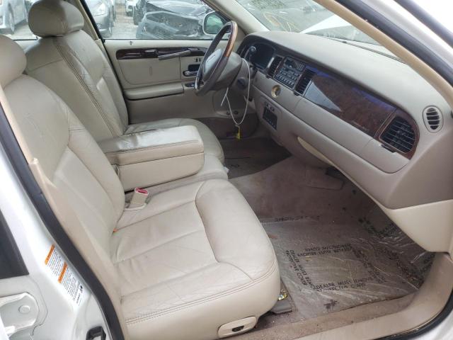 Photo 4 VIN: 1LNHM83W8YY906847 - LINCOLN TOWN CAR C 