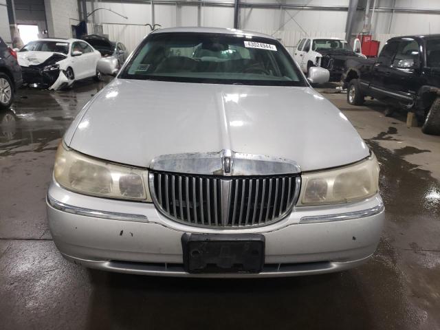 Photo 4 VIN: 1LNHM83W91Y632869 - LINCOLN TOWNCAR 