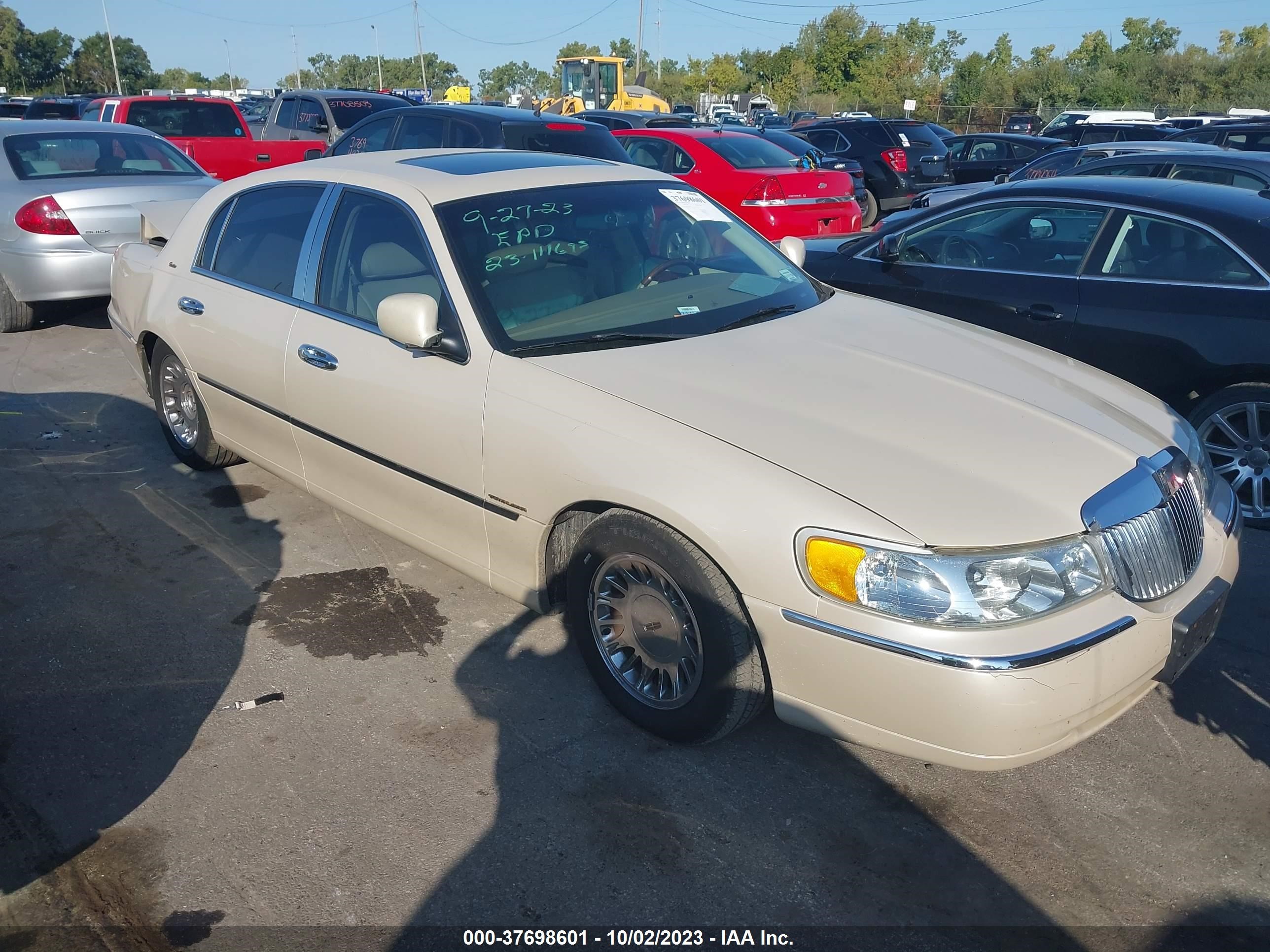 Photo 0 VIN: 1LNHM83W92Y616589 - LINCOLN TOWN CAR 