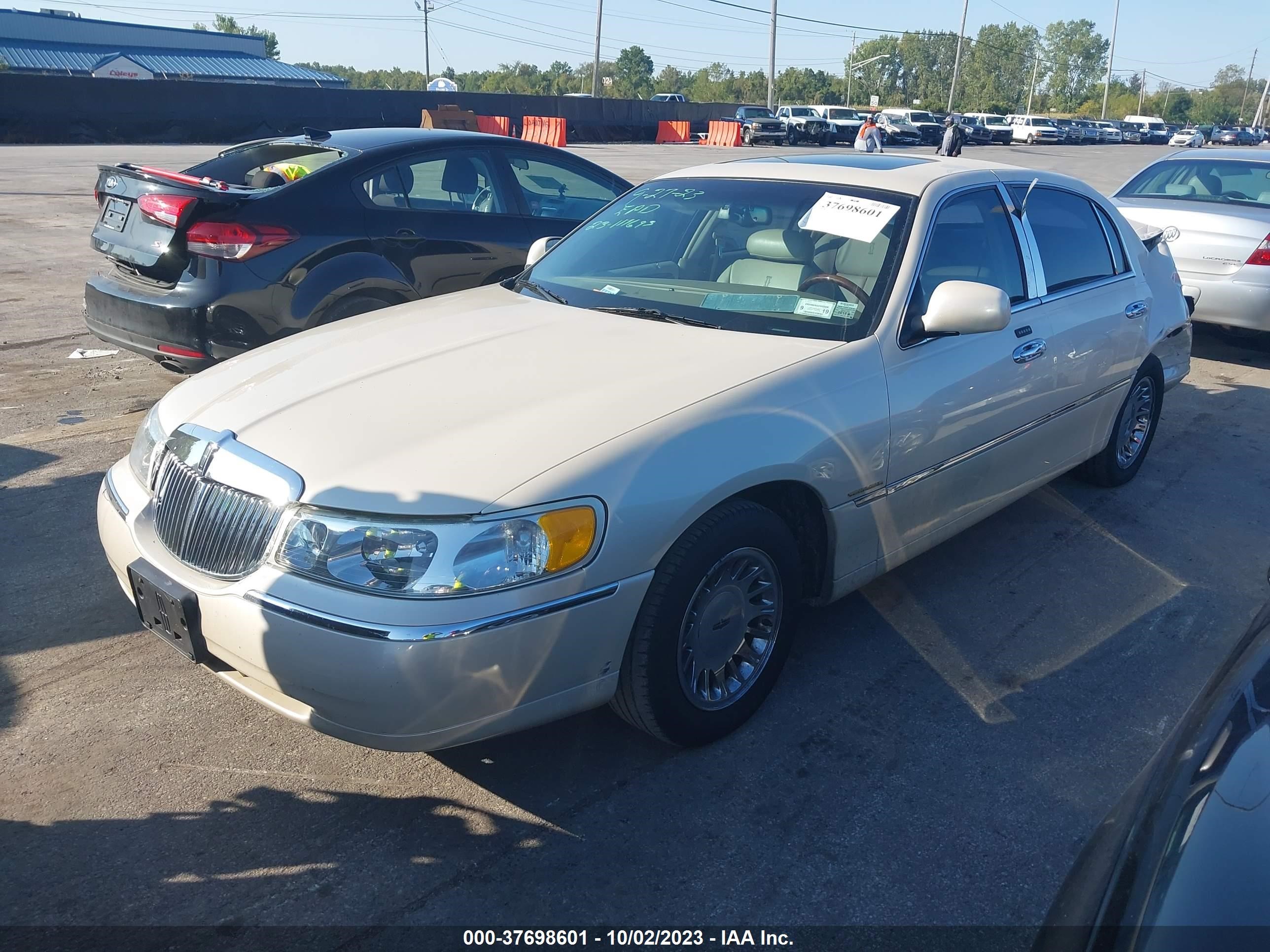 Photo 1 VIN: 1LNHM83W92Y616589 - LINCOLN TOWN CAR 