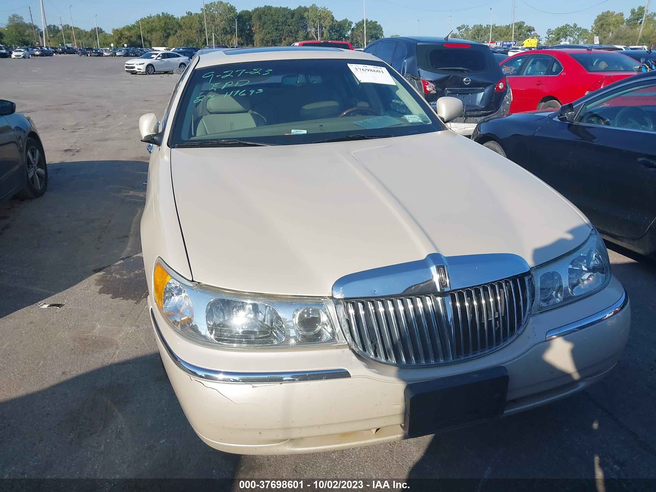 Photo 11 VIN: 1LNHM83W92Y616589 - LINCOLN TOWN CAR 