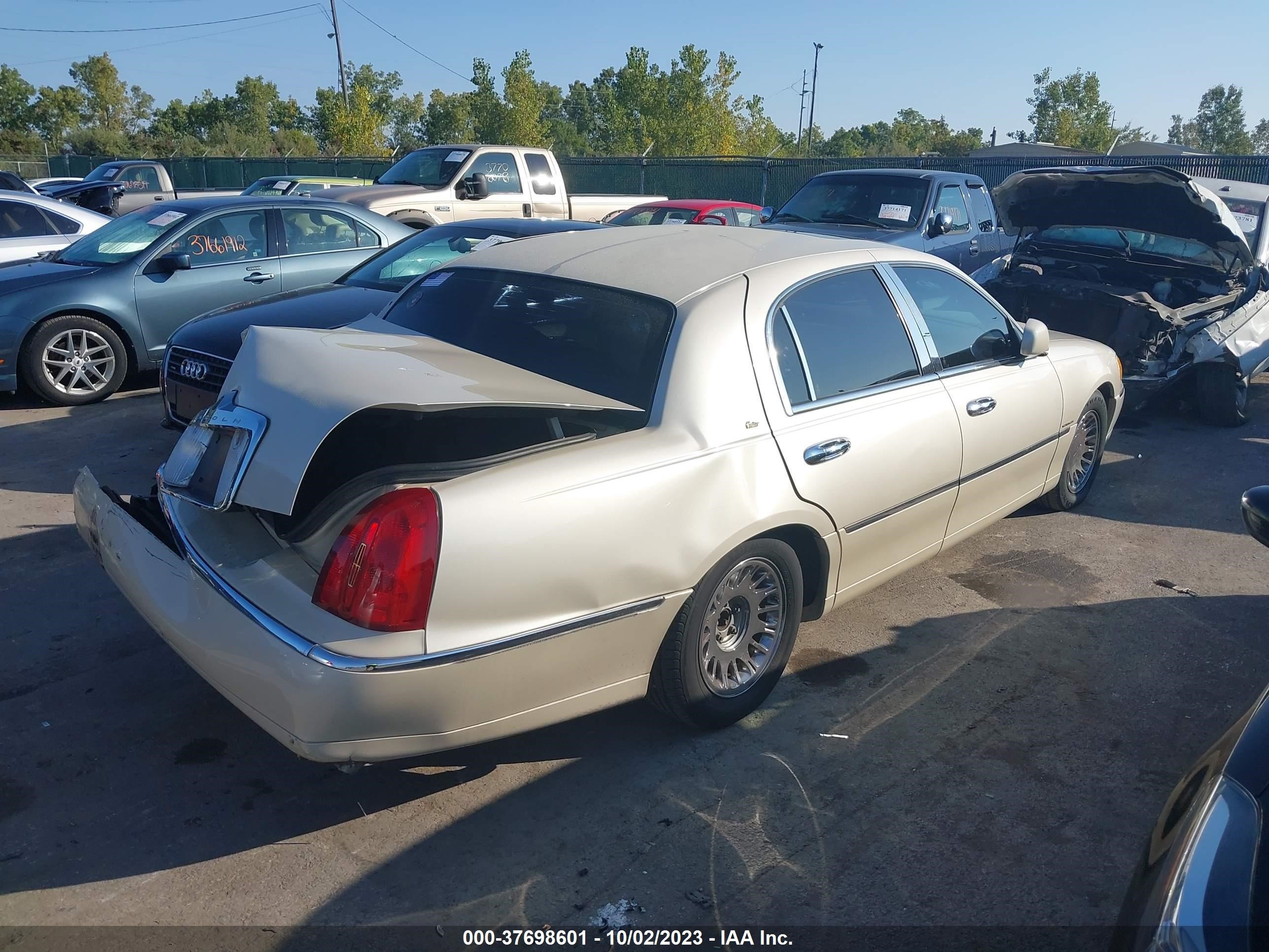 Photo 3 VIN: 1LNHM83W92Y616589 - LINCOLN TOWN CAR 