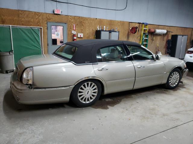 Photo 2 VIN: 1LNHM83W94Y660658 - LINCOLN TOWN CAR U 