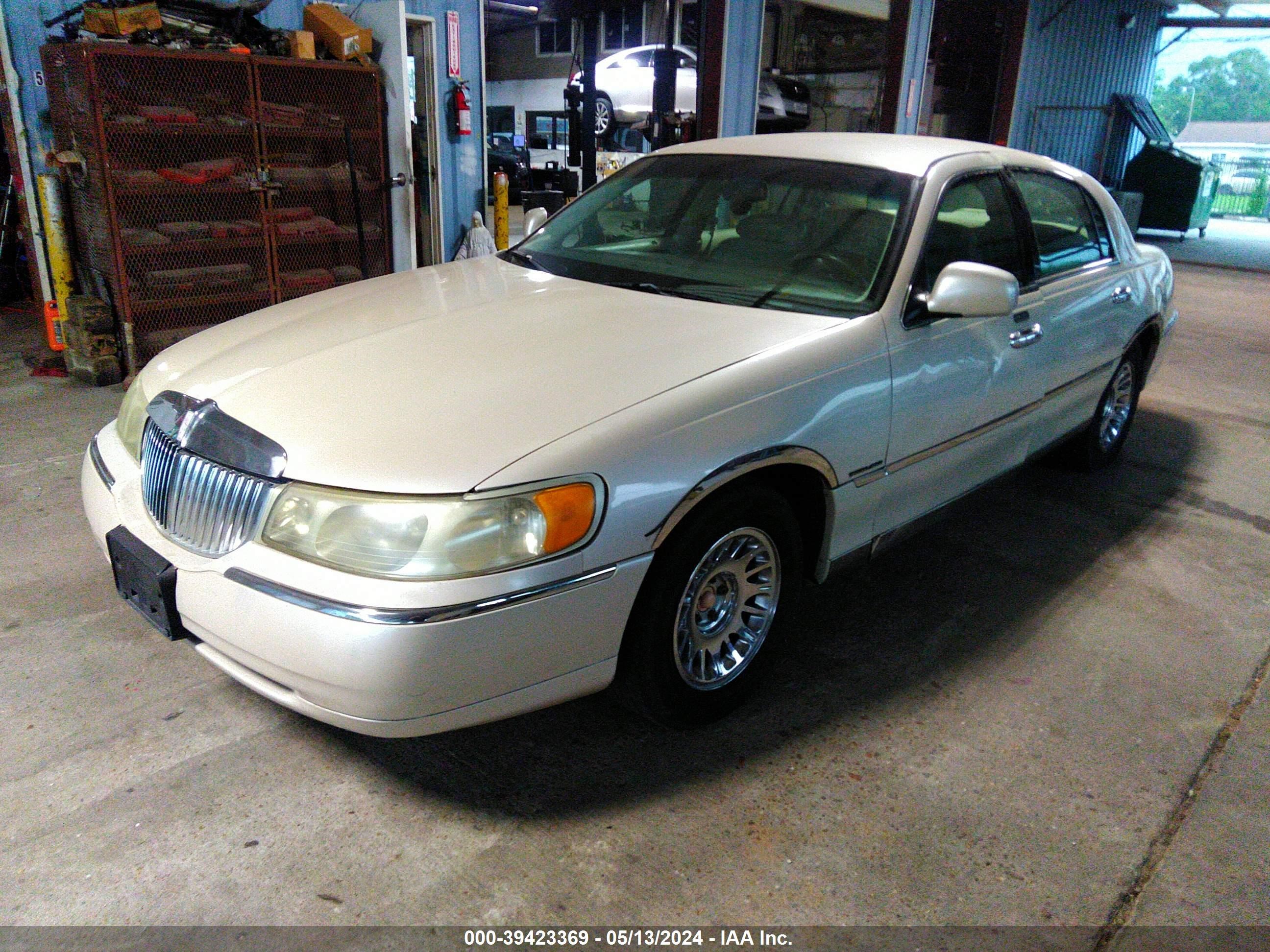 Photo 1 VIN: 1LNHM83WOXY687848 - LINCOLN TOWN CAR 